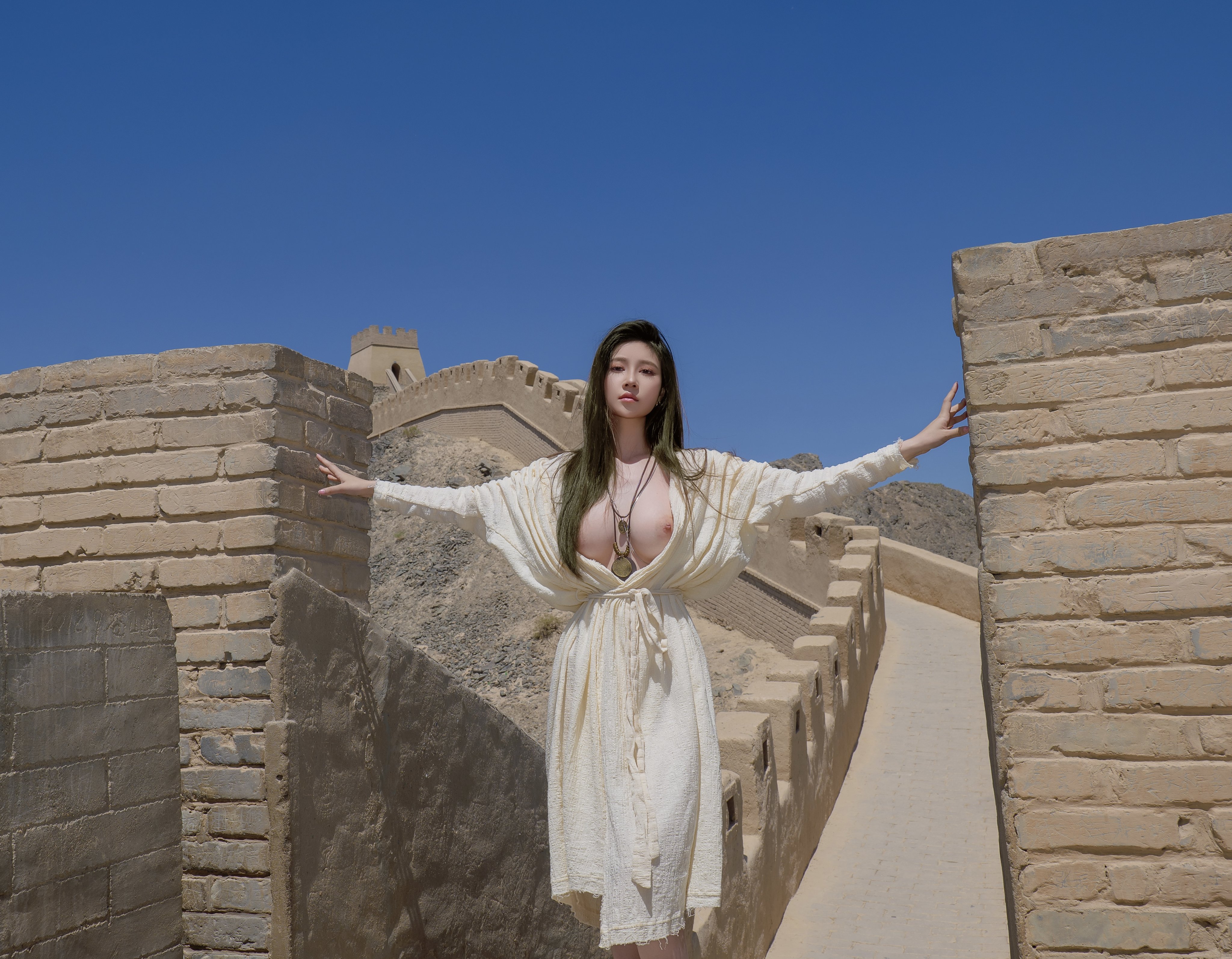 长头发和一件绿色衬衫的女人为一张照片。