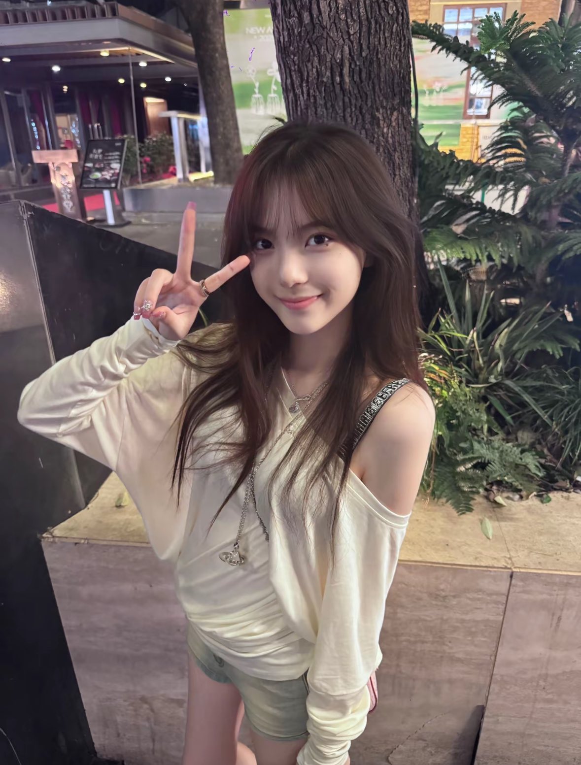 女人为一张带和平标志的照片露面。