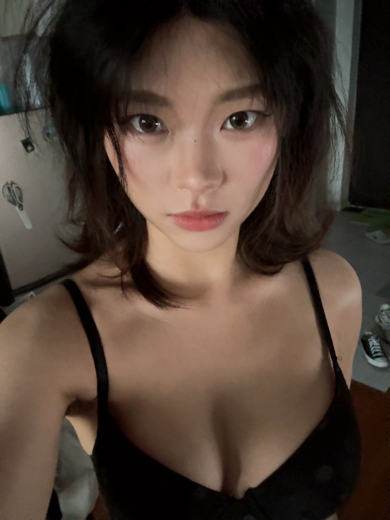 黑头发和一件黑衬衫的女人。