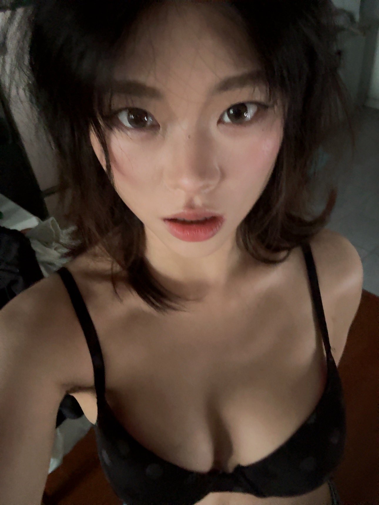 黑头发和一件黑衬衫的女人。