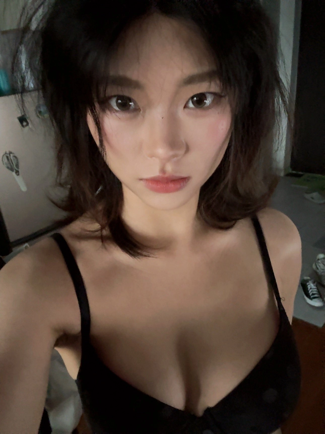 黑头发和一件黑衬衫的女人。