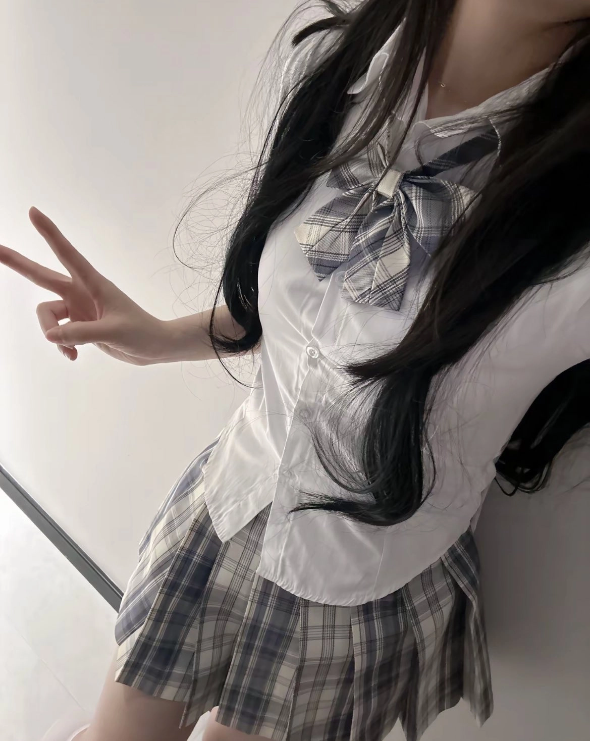 穿着白色衬衫和蓝色弓链的女孩为一张照片。