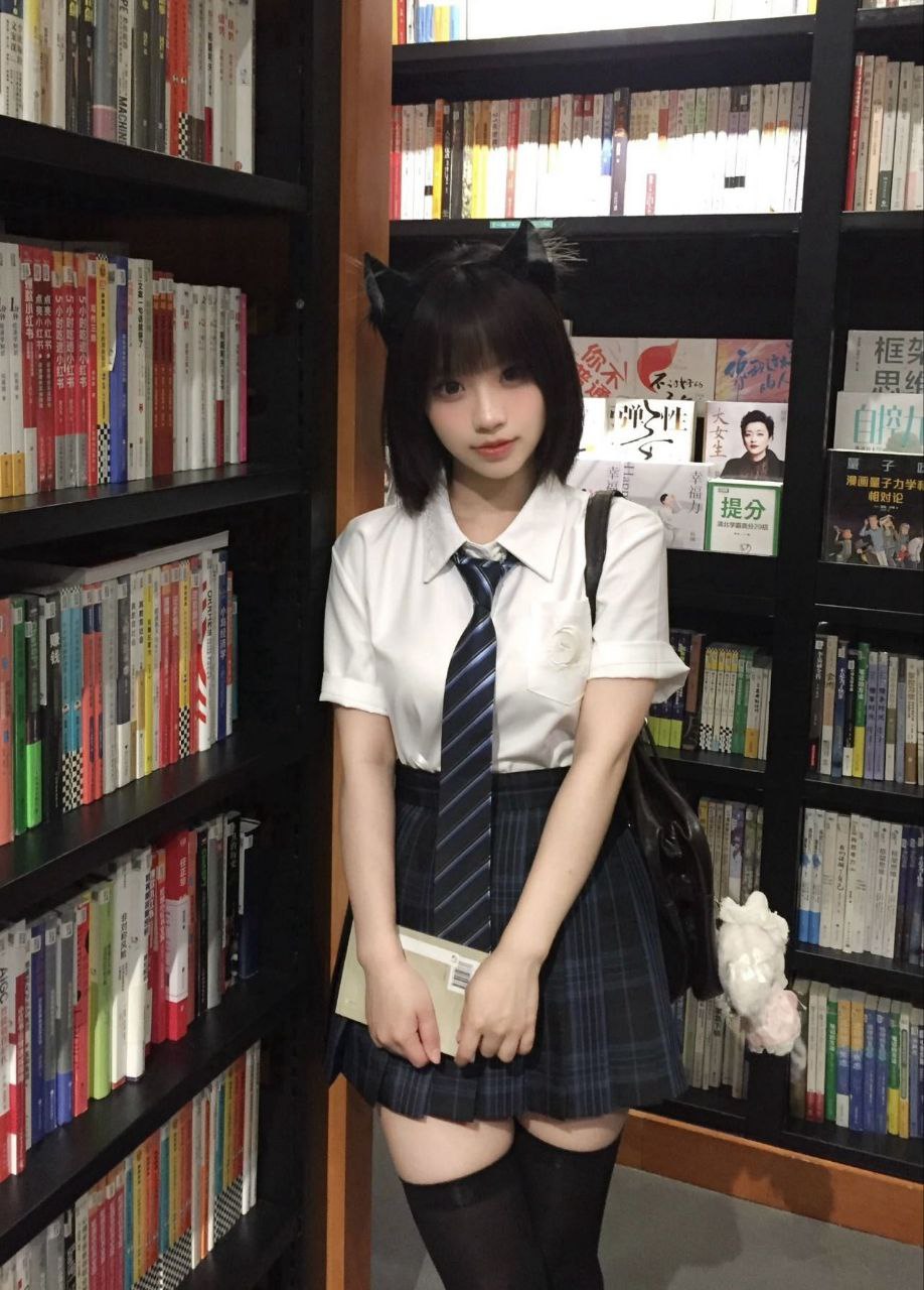 戴着猫的耳朵和领带的女孩为一张照片。