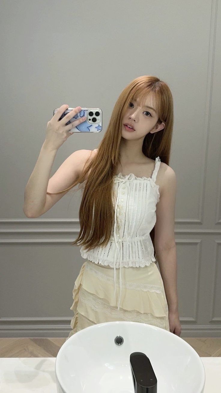 “一群人站在一栋大楼前面。