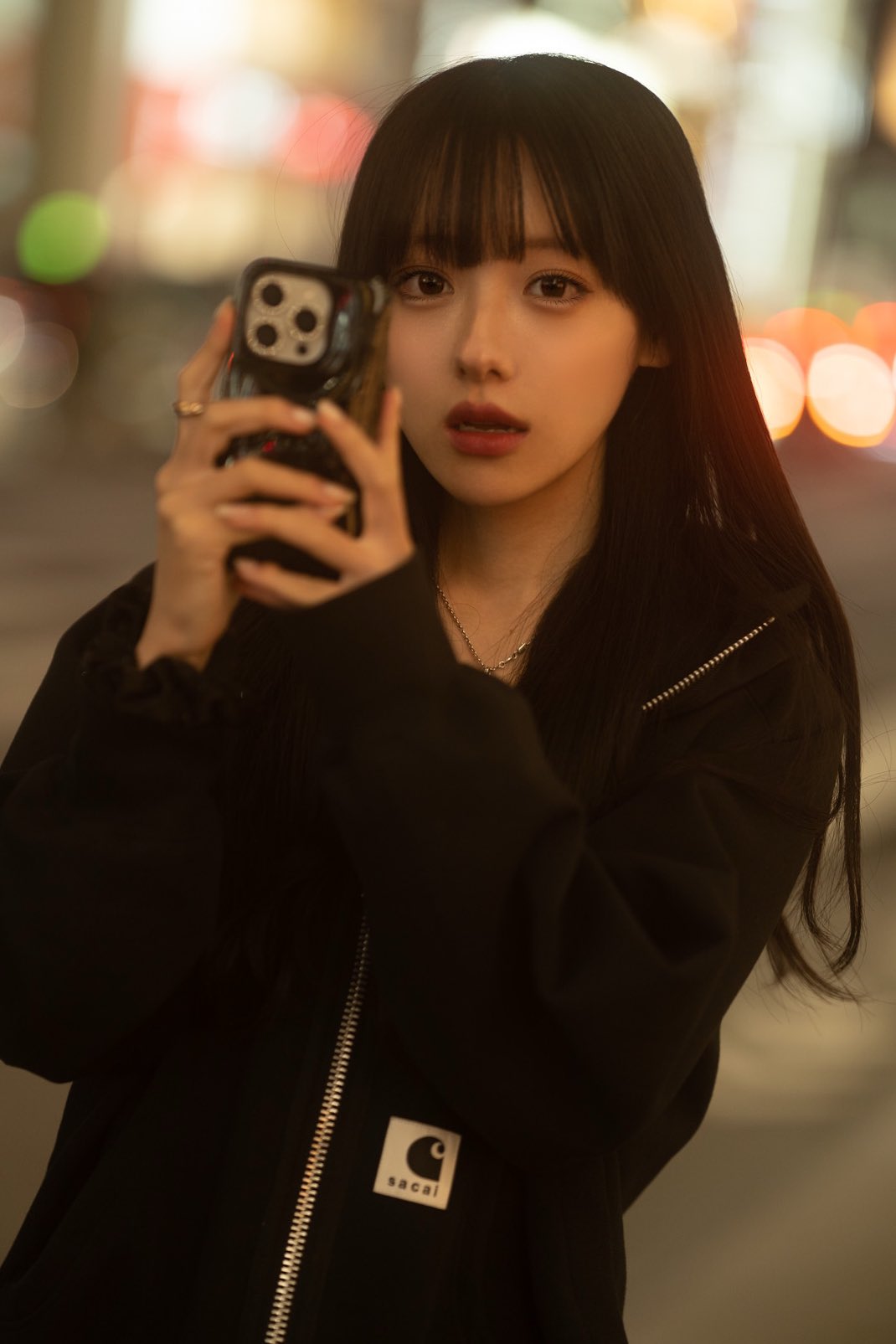 女孩拍了她手机的照片。