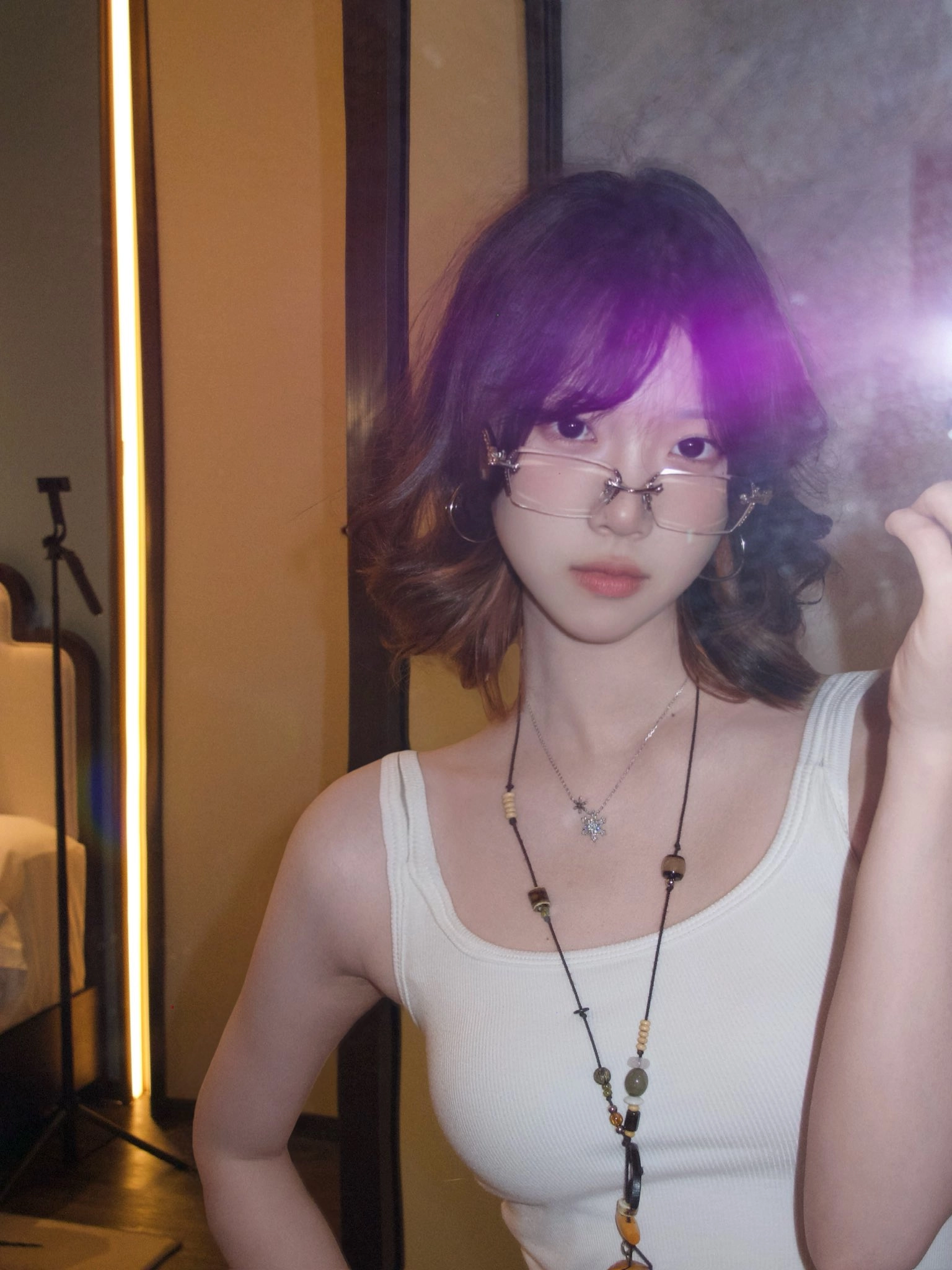 女人在镜子里拍自拍。