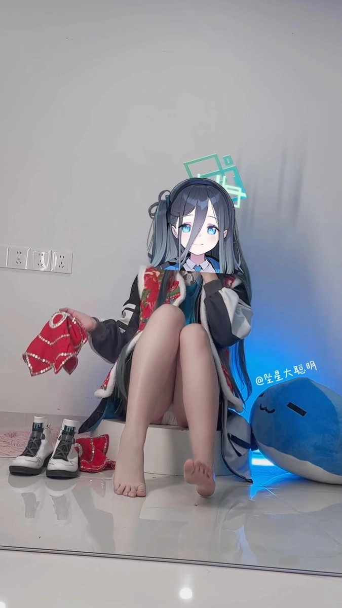 女孩穿着蓝色和白色的外套,戴着蓝色帽子。