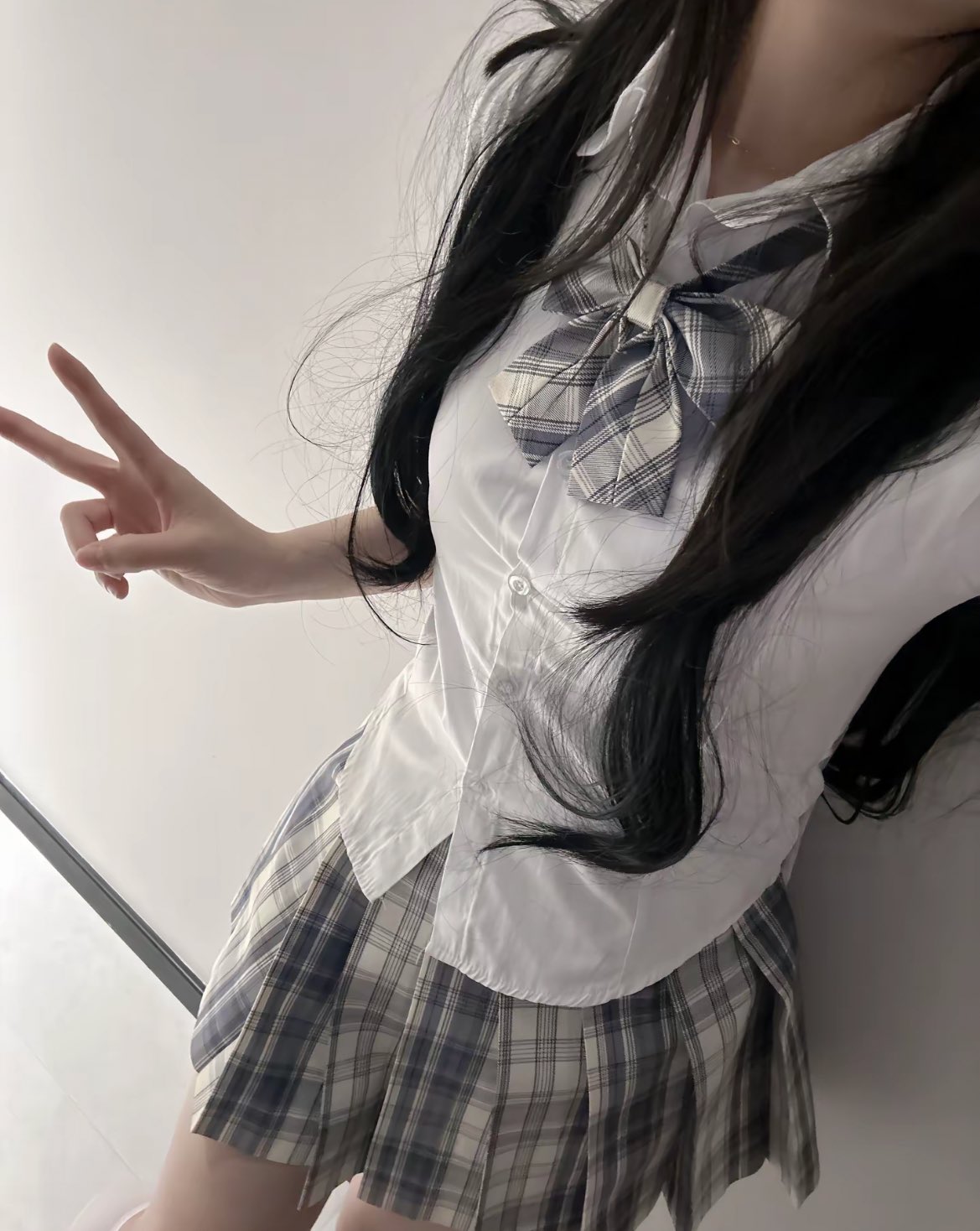 穿着白色衬衫和蓝色弓链的女孩为一张照片。