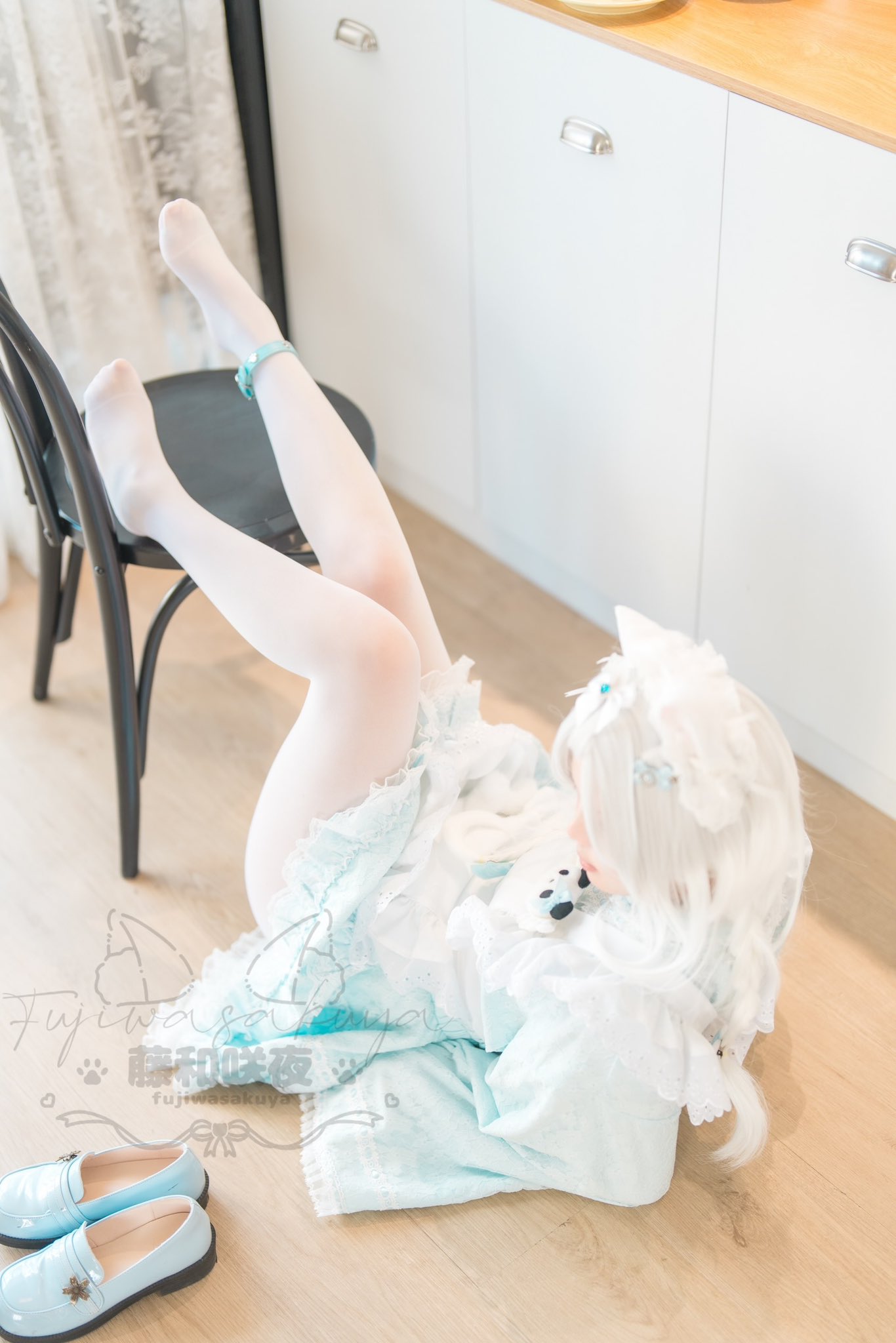 穿着白色衣服的女人坐在椅子上。