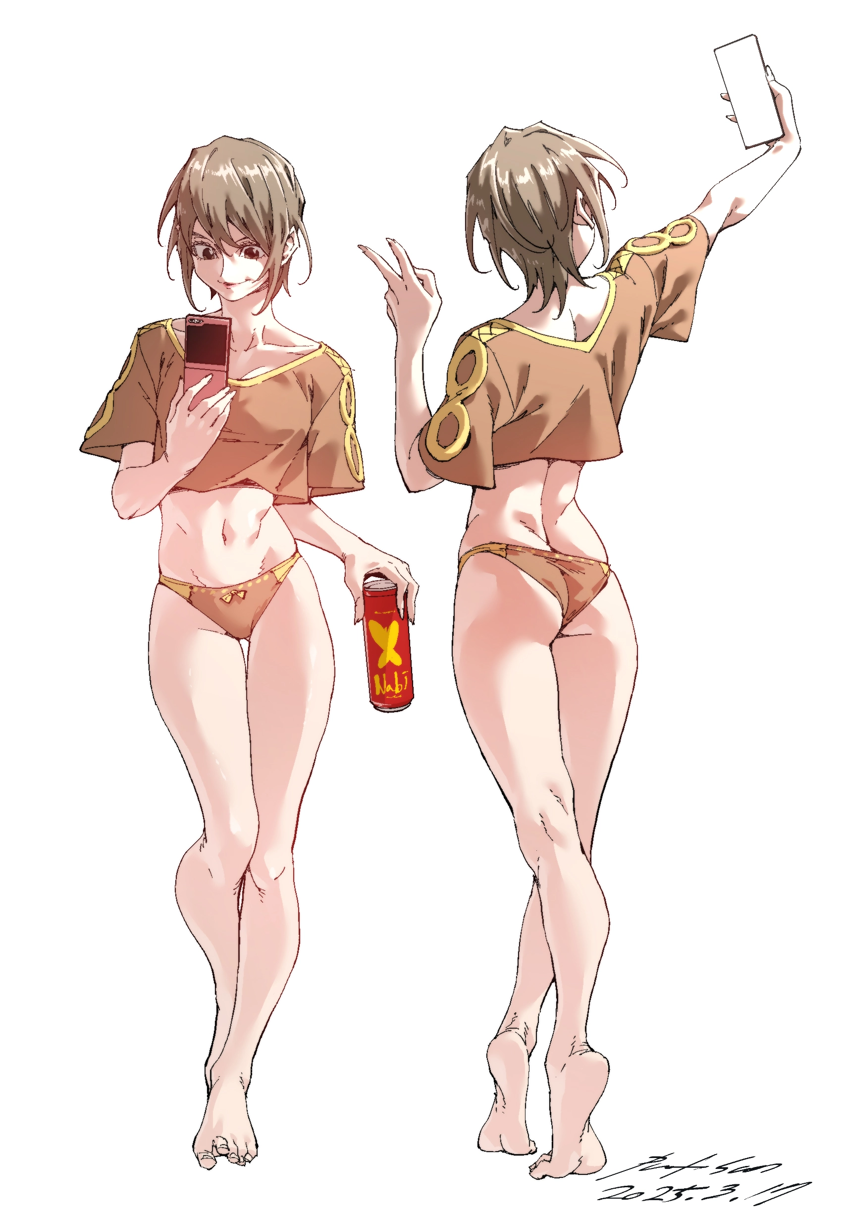 穿着比基尼的女人拿着一罐苏打。