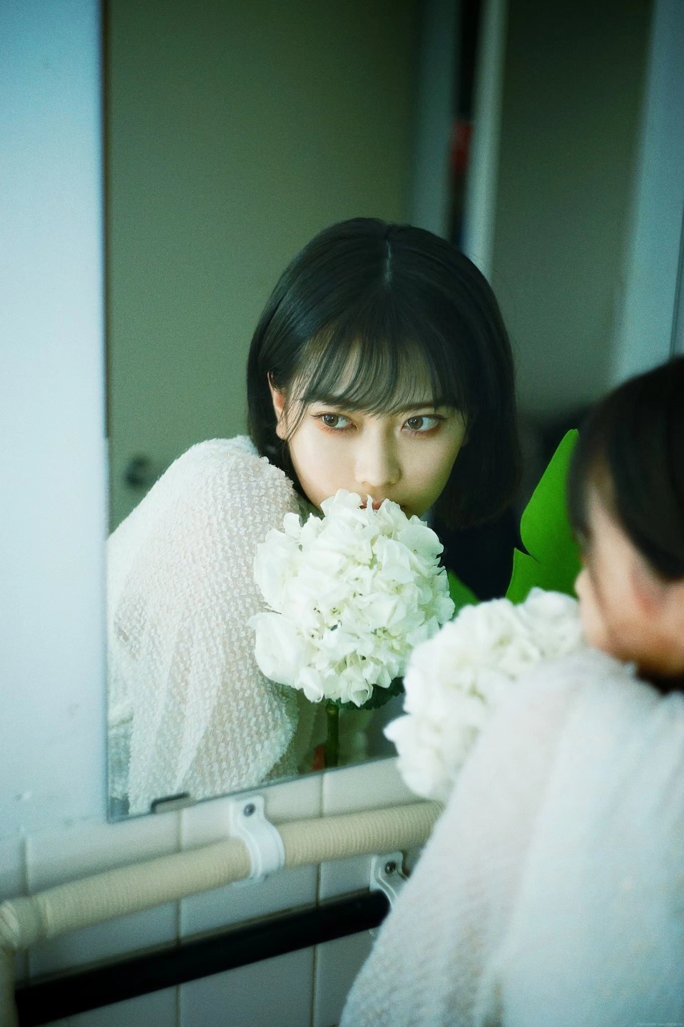 女人,嘴里有一朵花。