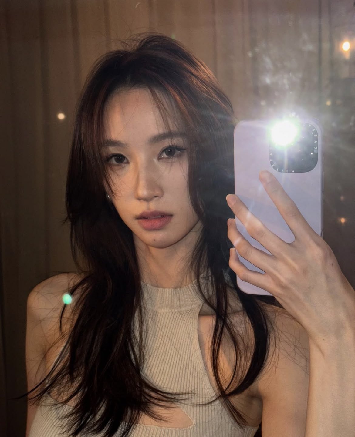 女人用手机拍自拍。