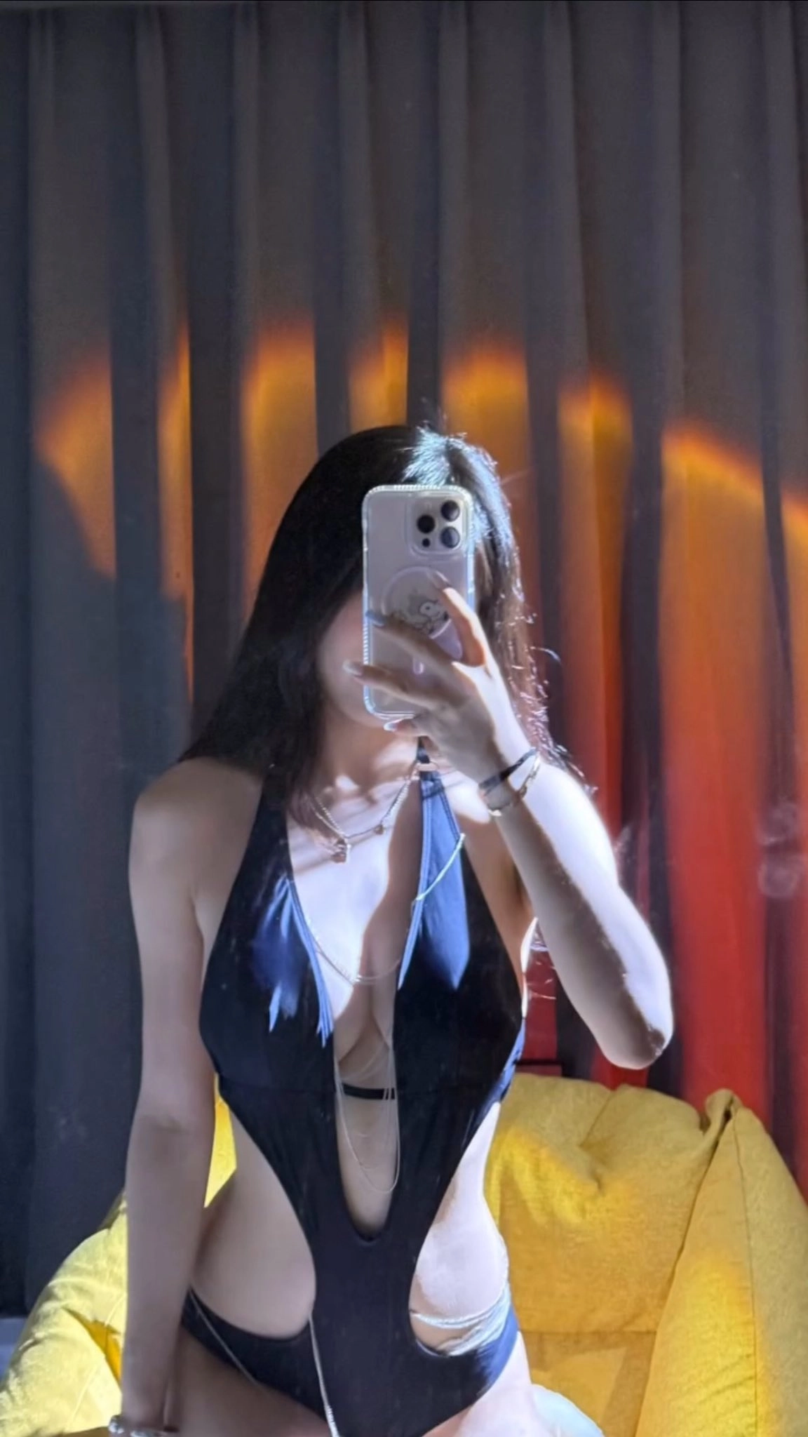 女人用手机拍自拍。