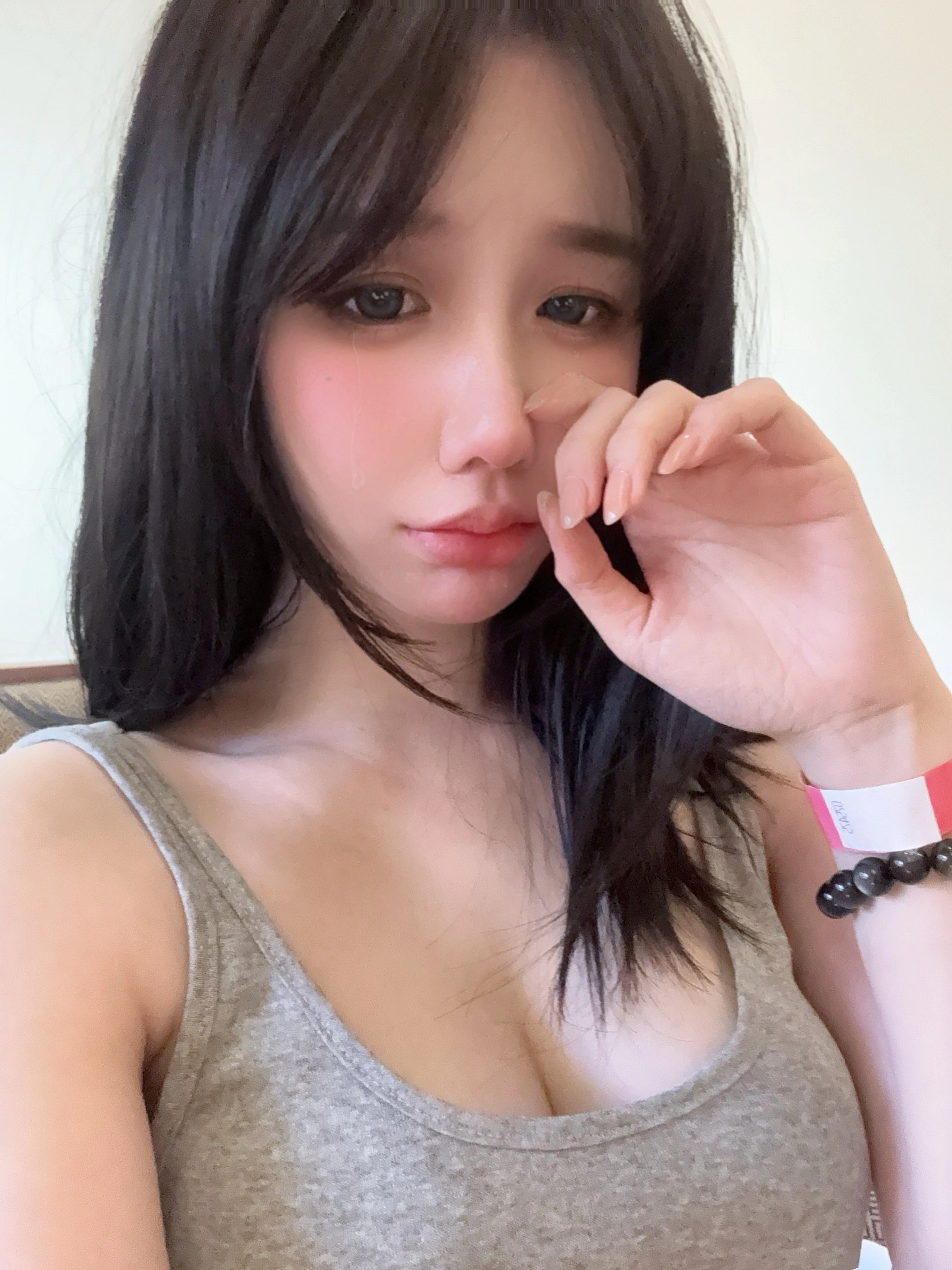 黑头发和粉红鼻子的女人。