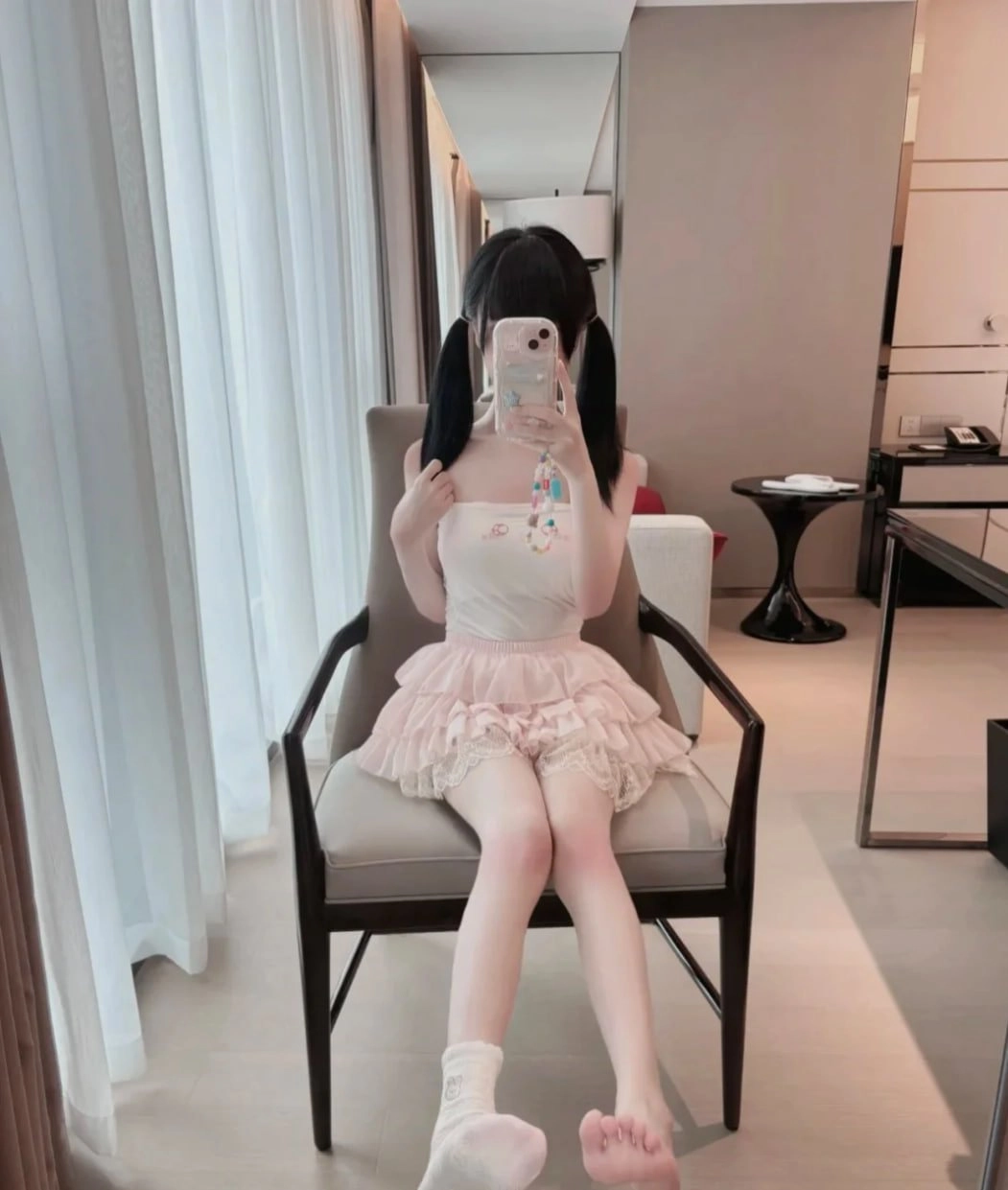 女人在镜子里拍自拍。