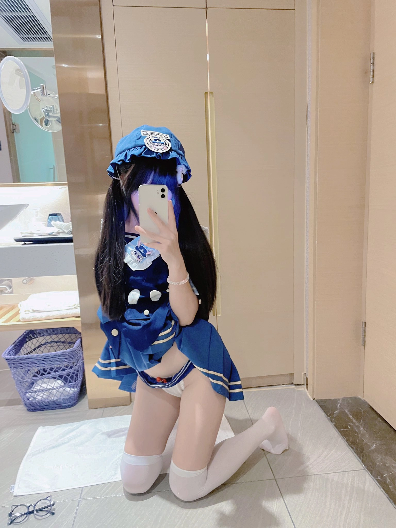 穿着蓝色水手服的女人拍了一张自拍。