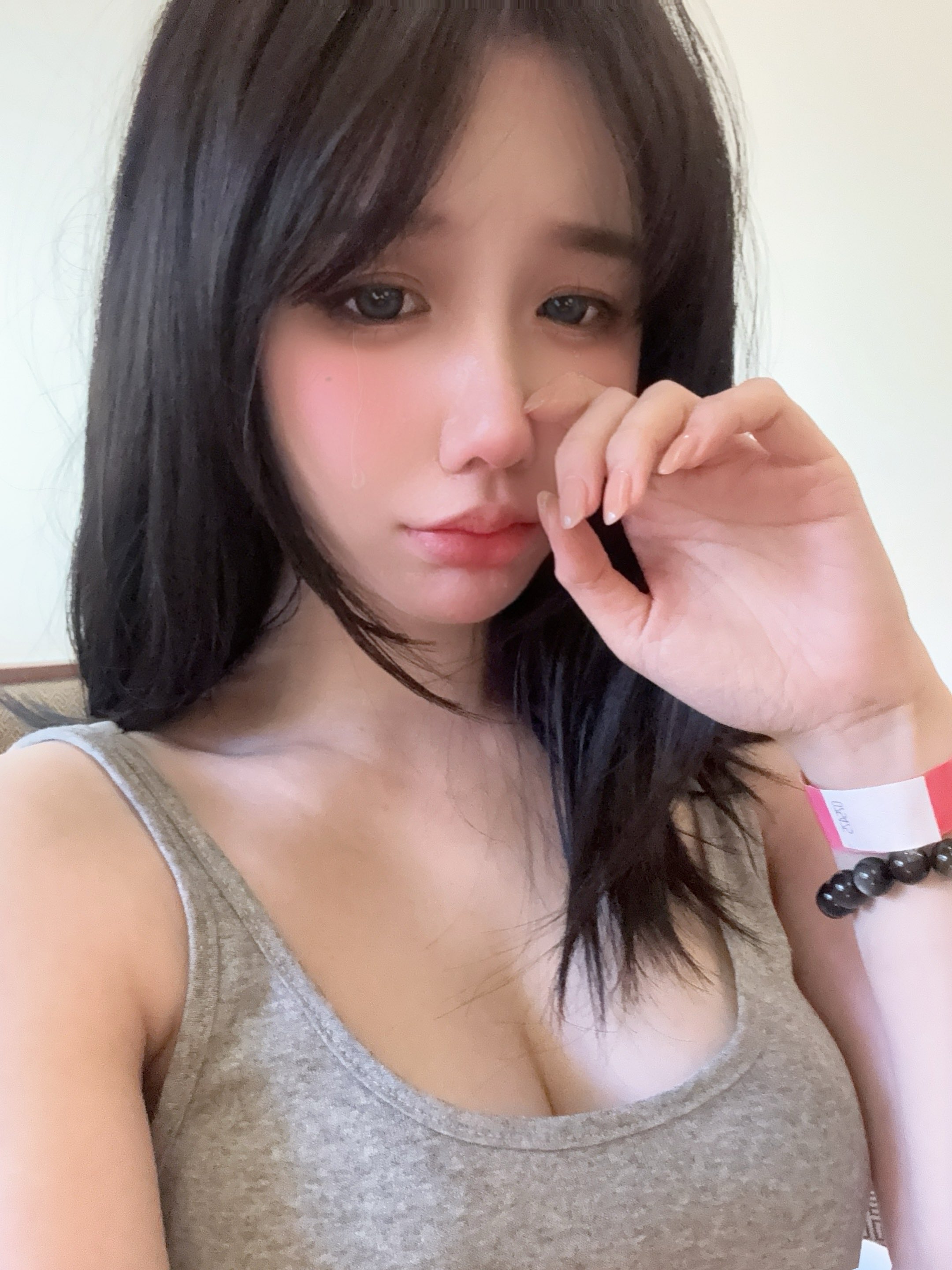 黑头发和粉红鼻子的女人。