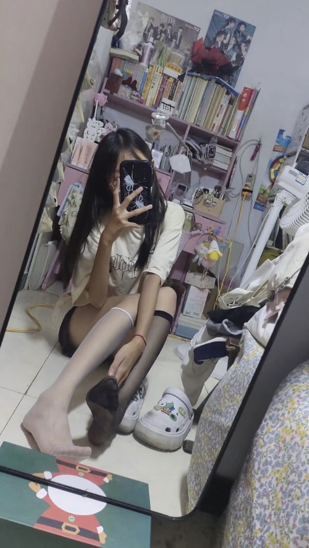 女人在镜子里拍自拍。