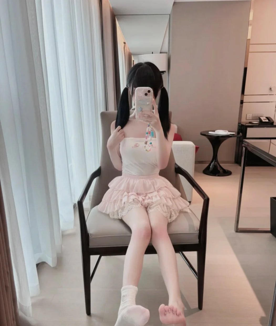 女人在镜子里拍自拍。