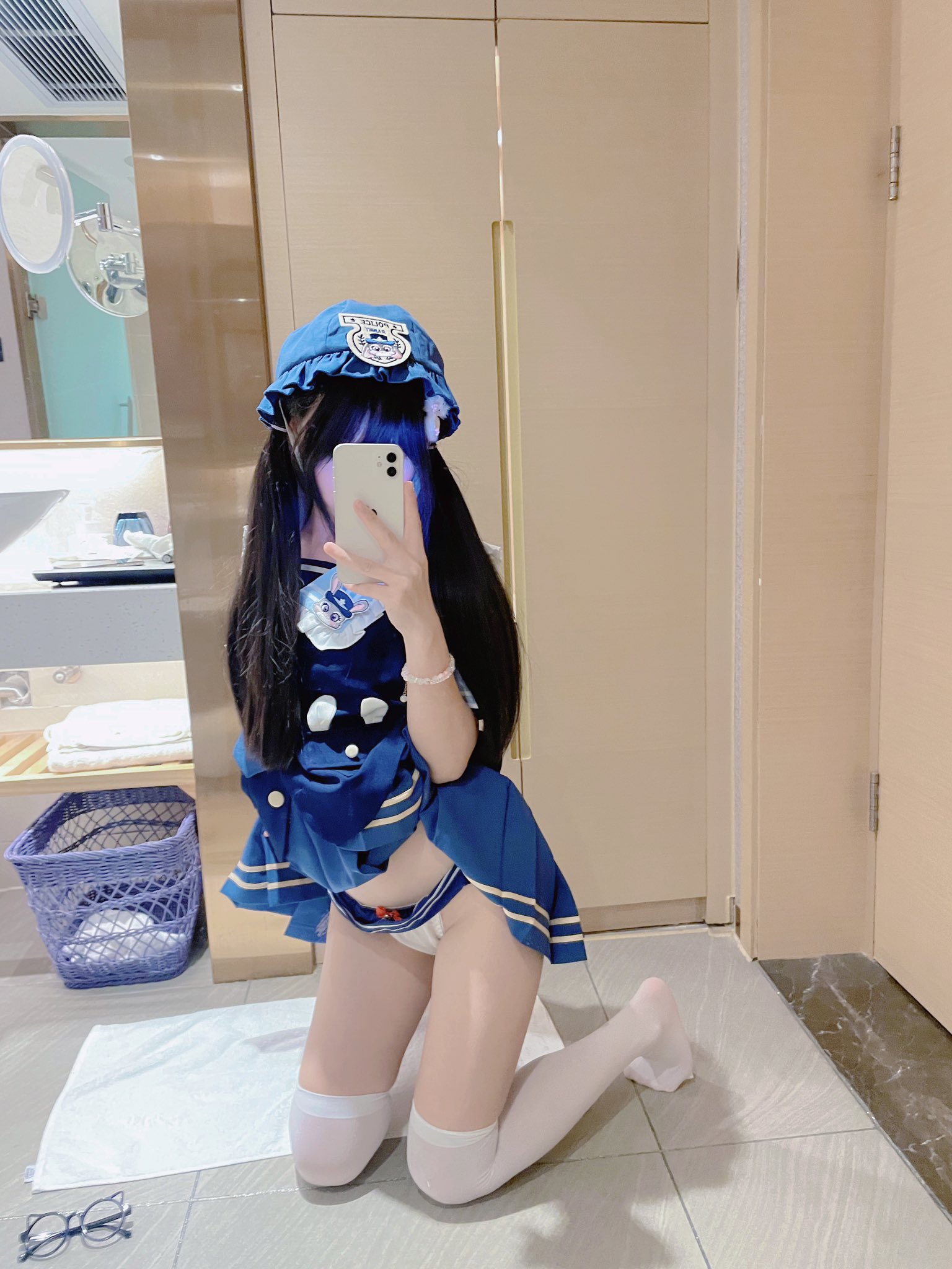 穿着蓝色水手服的女人拍了一张自拍。