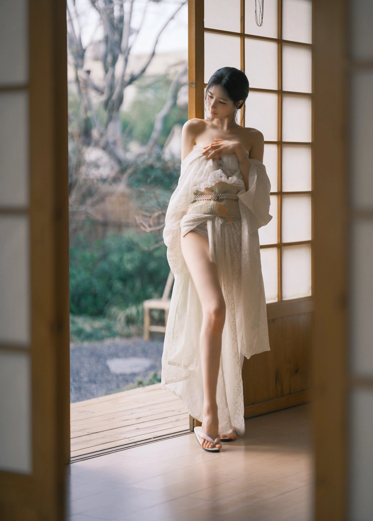 穿着白色衣服的女人站在一扇木门前。