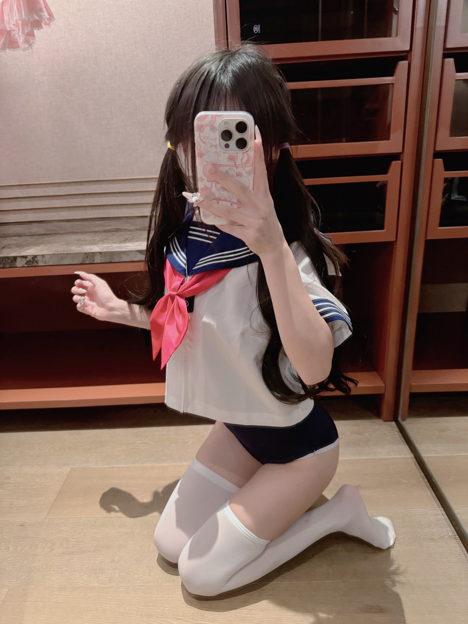 女孩用手机拍自拍。