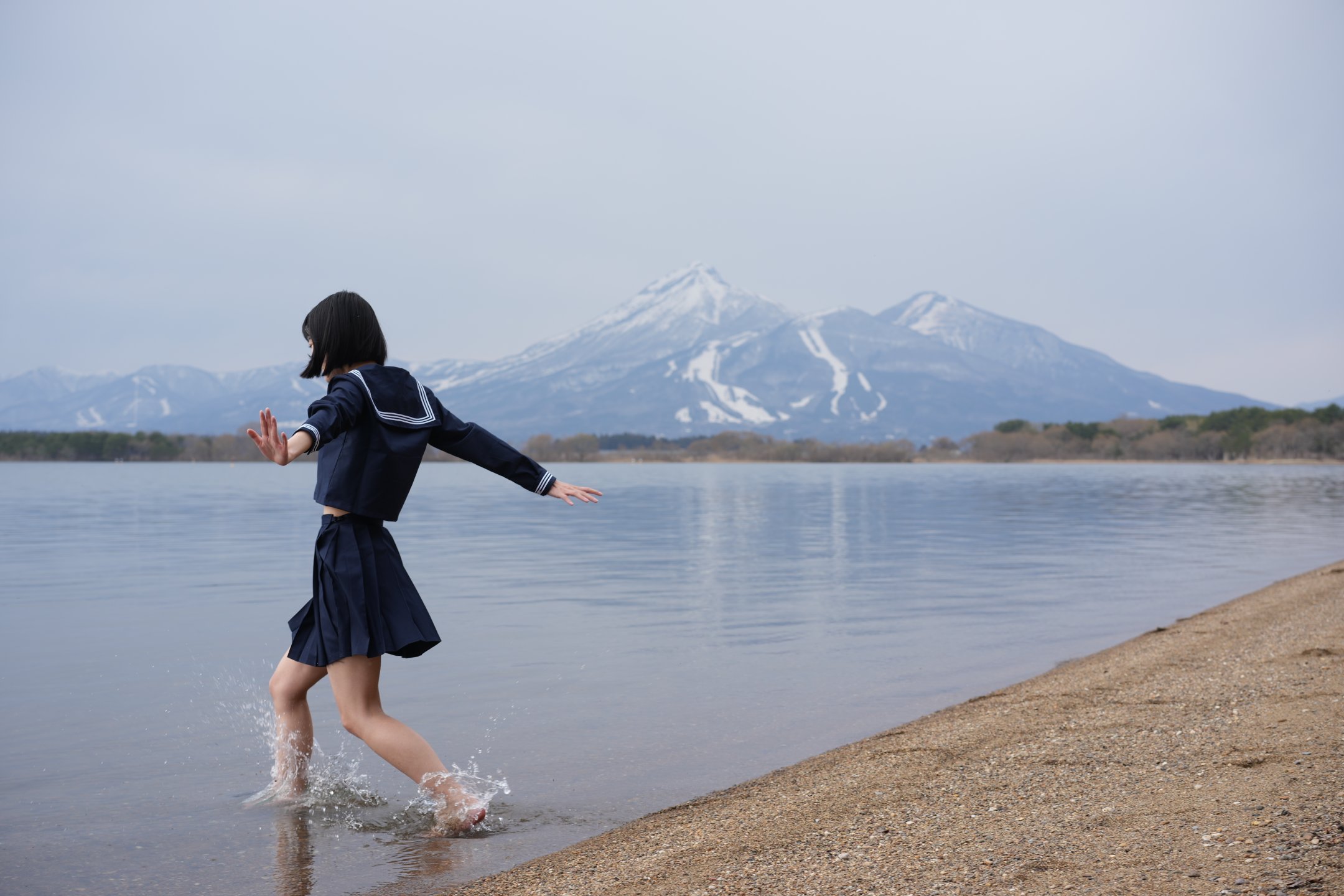 穿着蓝色衣服的女孩走进水里。