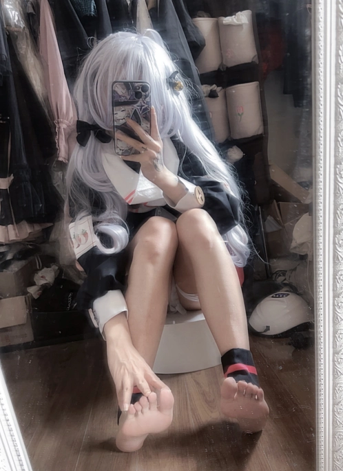 女孩在镜子里拍自拍。