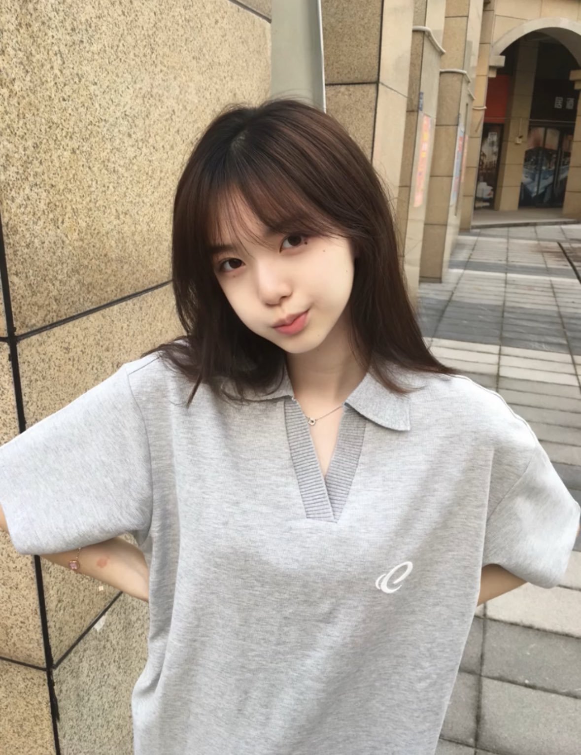 长头发的女人刷头发。