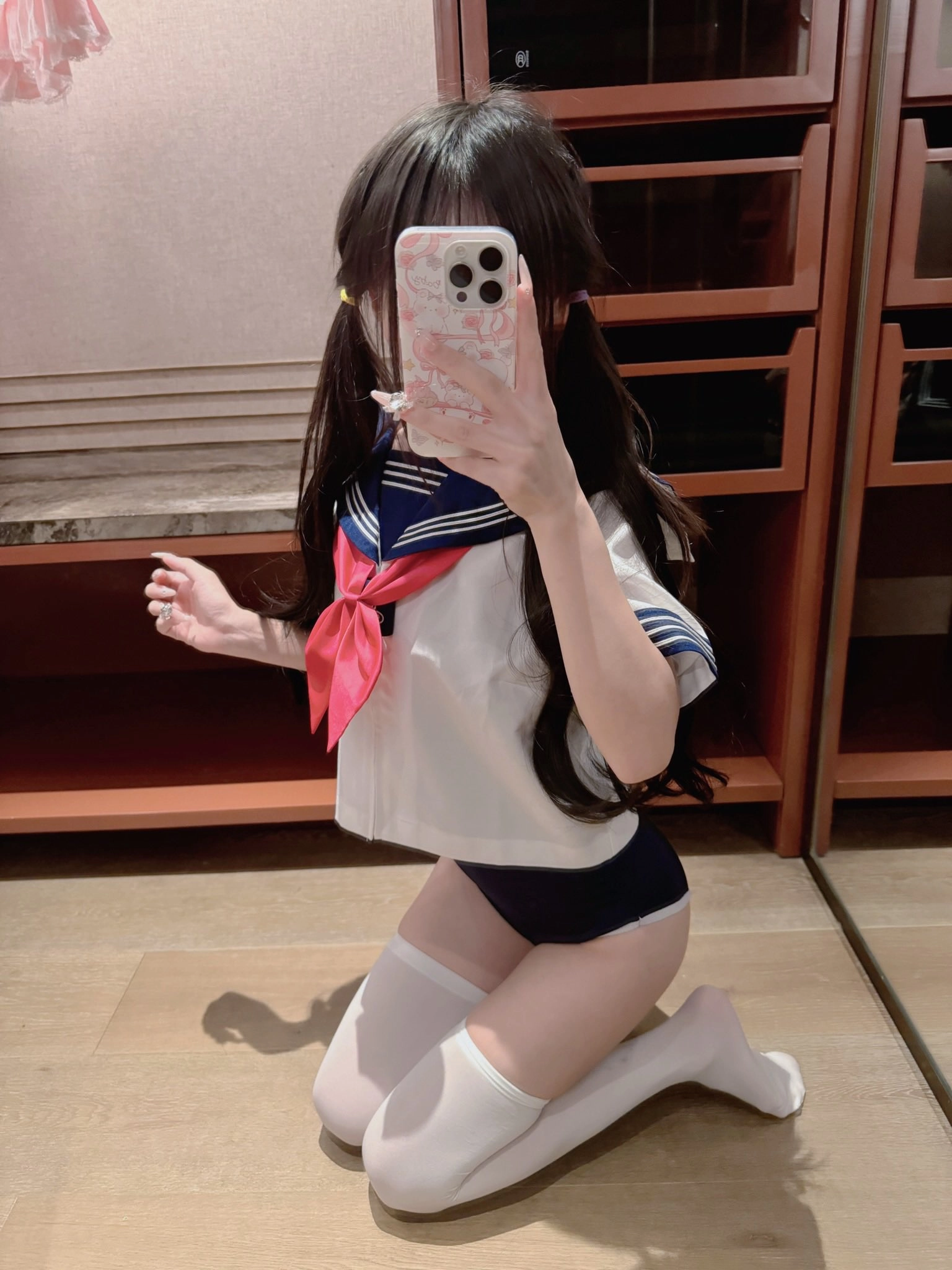 女孩用手机拍自拍。