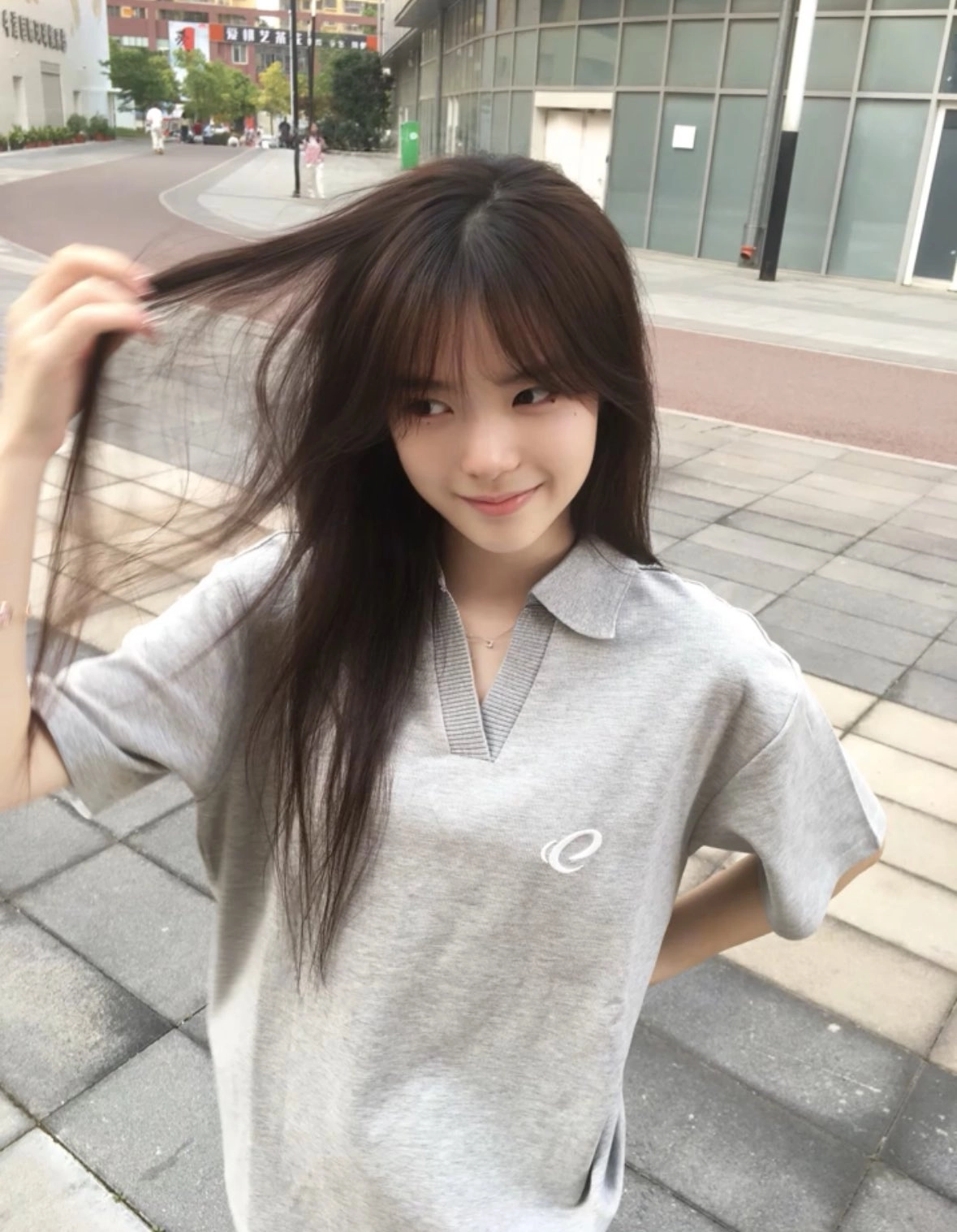 长头发的女人刷头发。