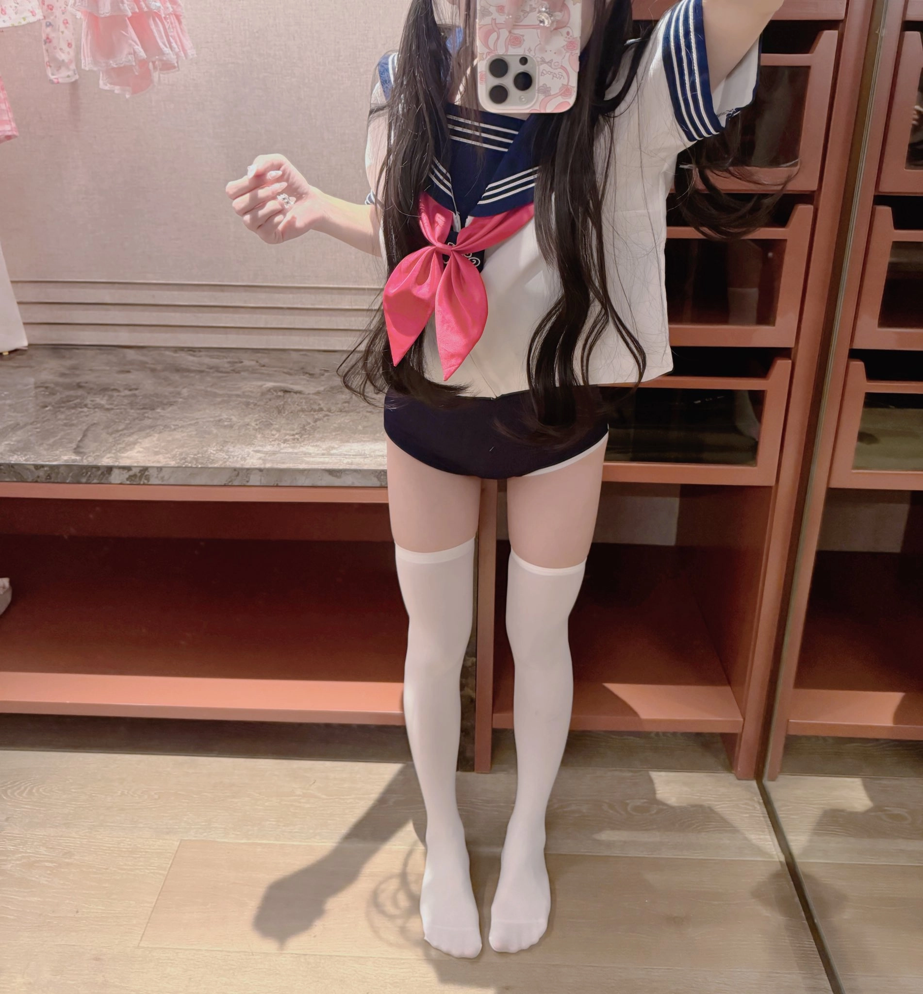 穿着水手服的女孩,拿着手机。