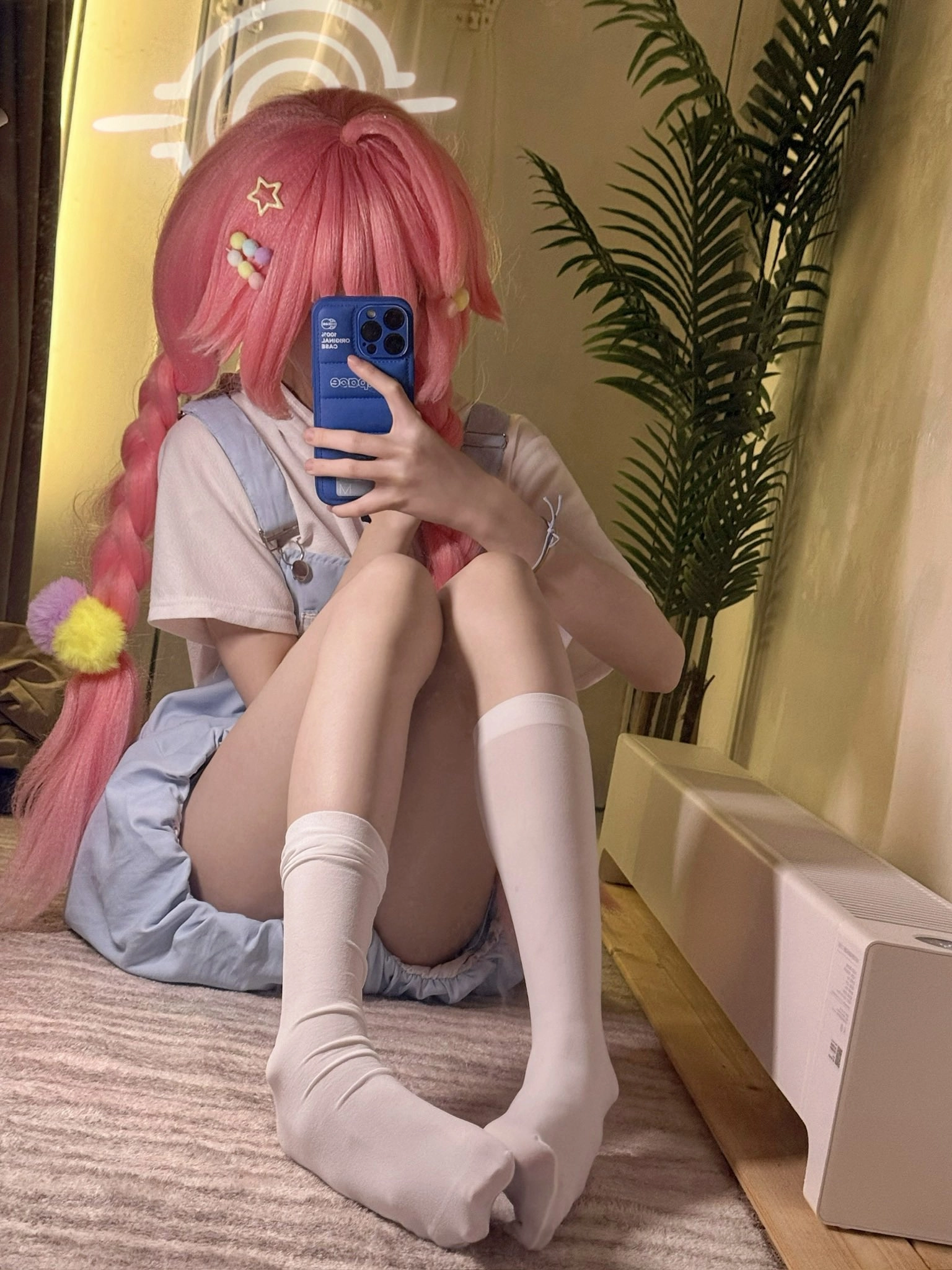 红发的女孩和蓝色手机。