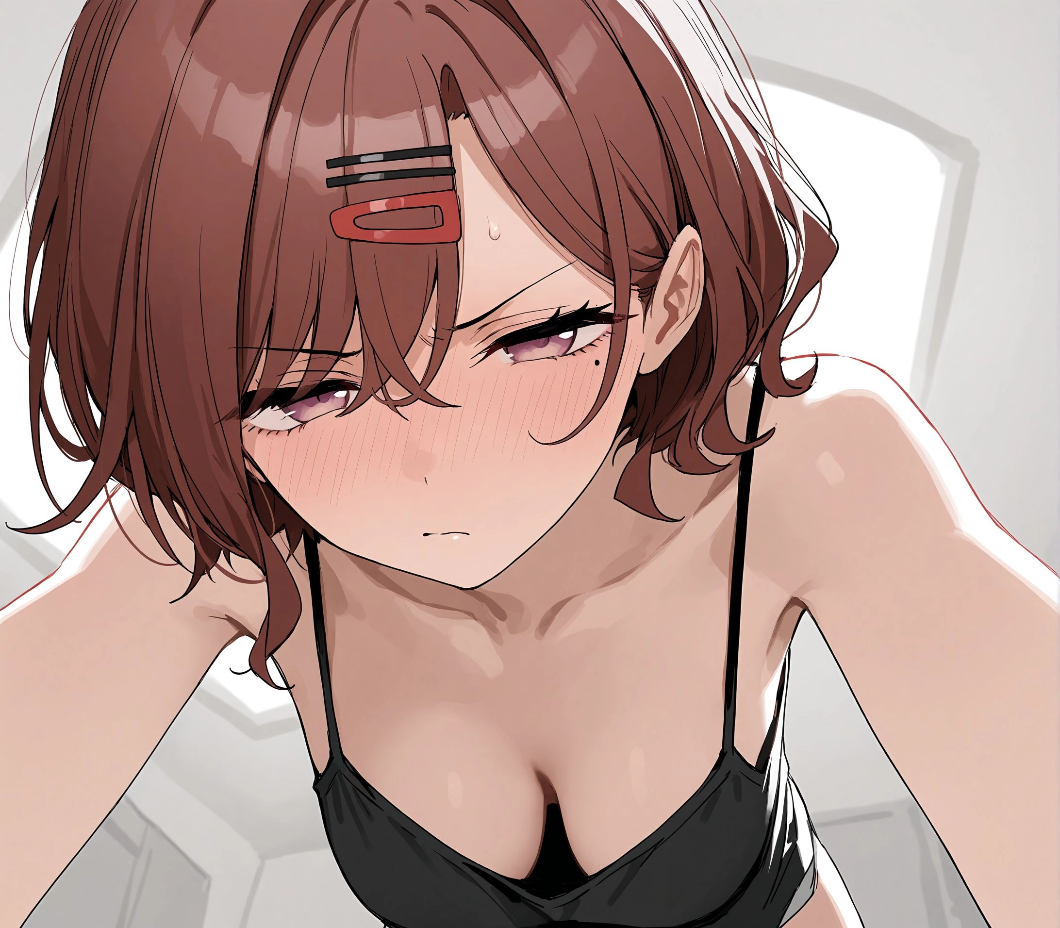 女人穿着黑色比基尼顶部和红色头带。