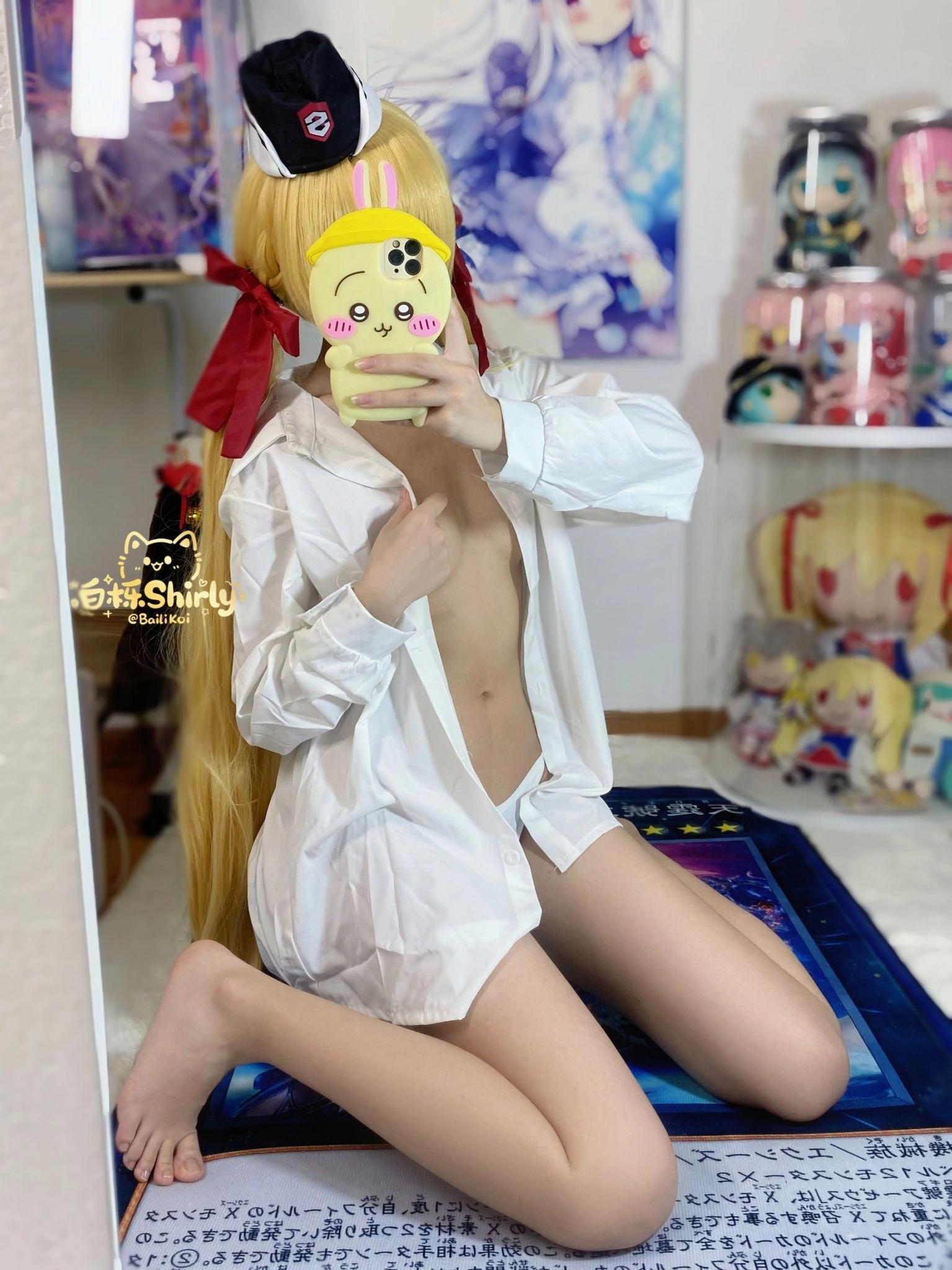 女人用手机拍自拍。