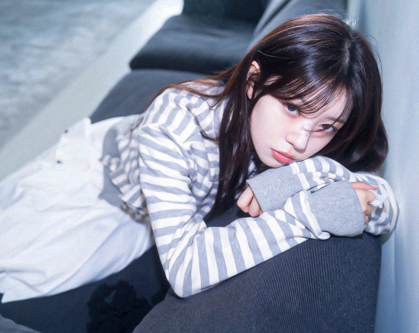 穿着条衬衫的女人躺在沙发上。