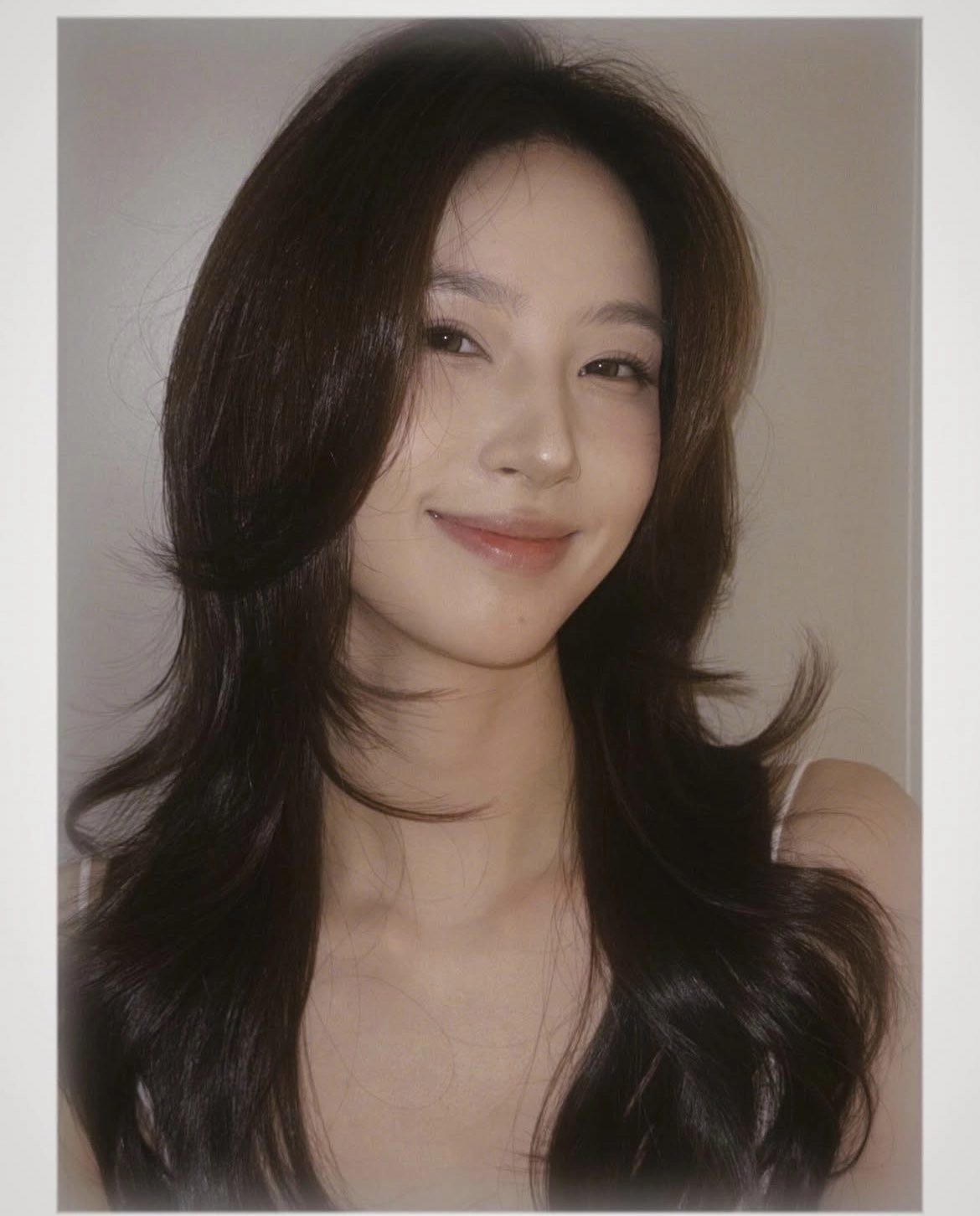 长长的头发和微笑的女人。