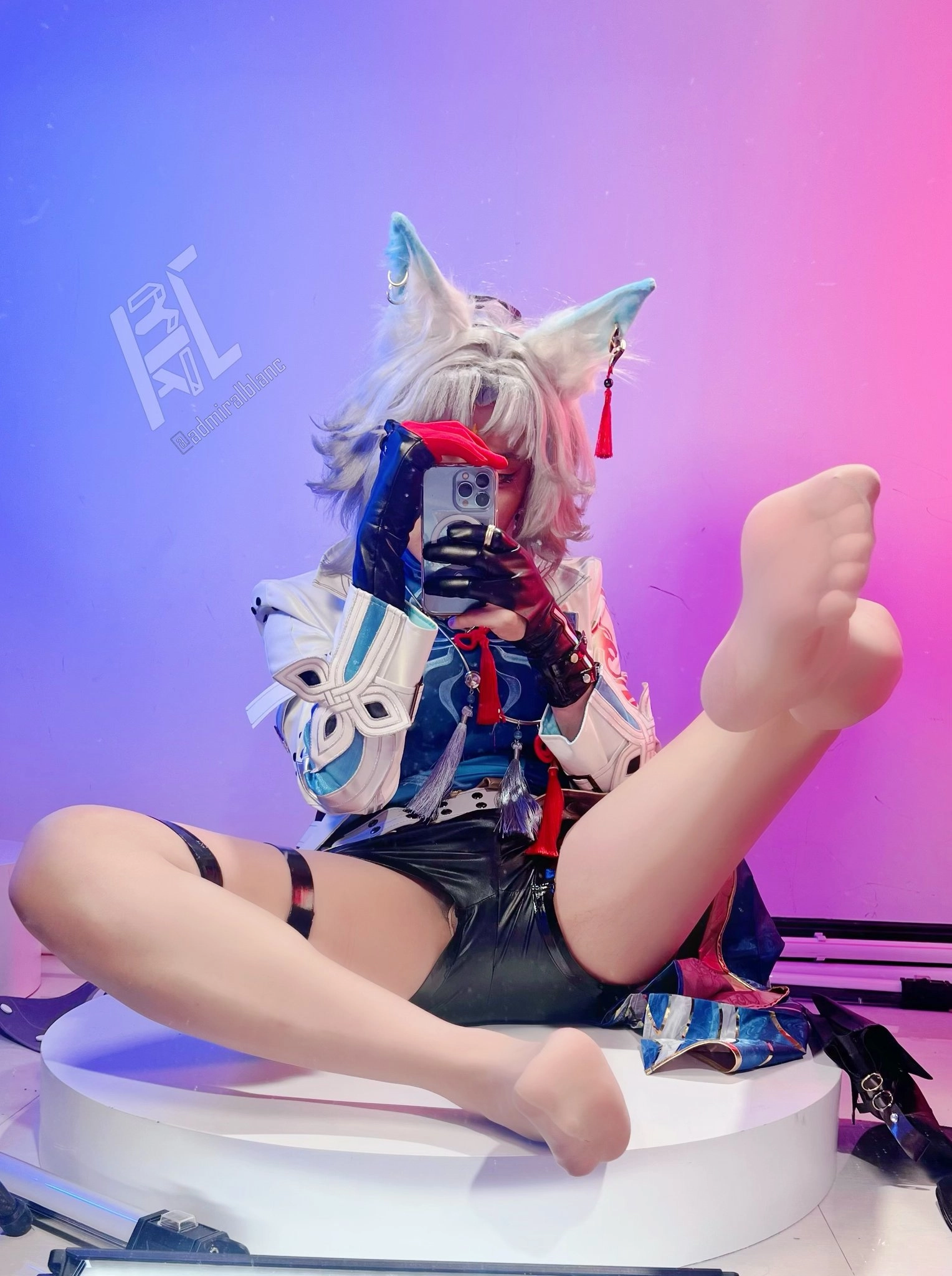 人拍了一张脚的照片。