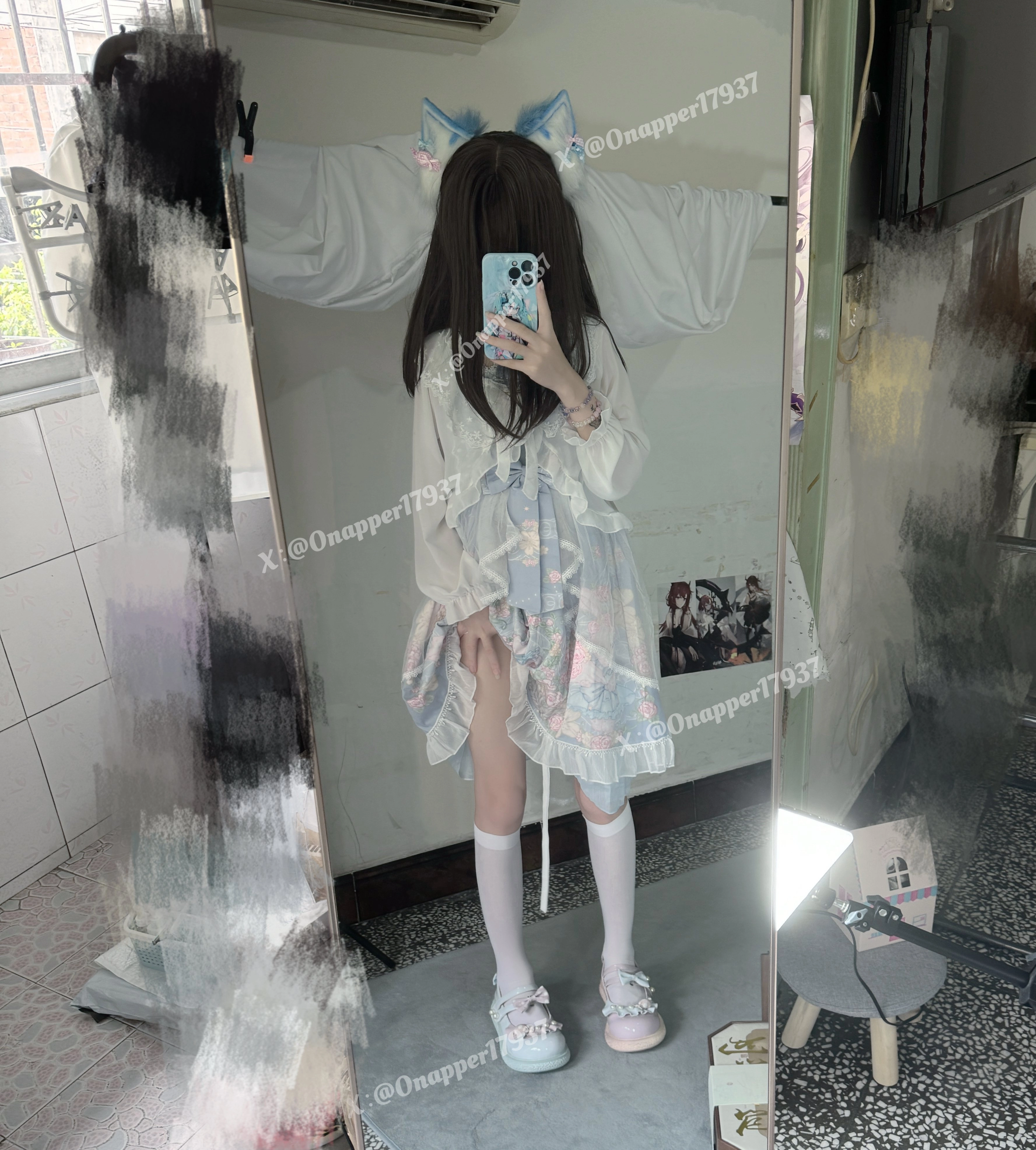 女孩在镜子前拍自拍。