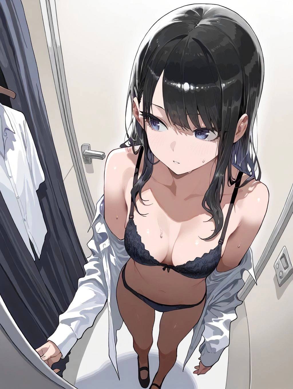 一位穿着白色衬衫和黑色胸罩的女人站在镜子前。