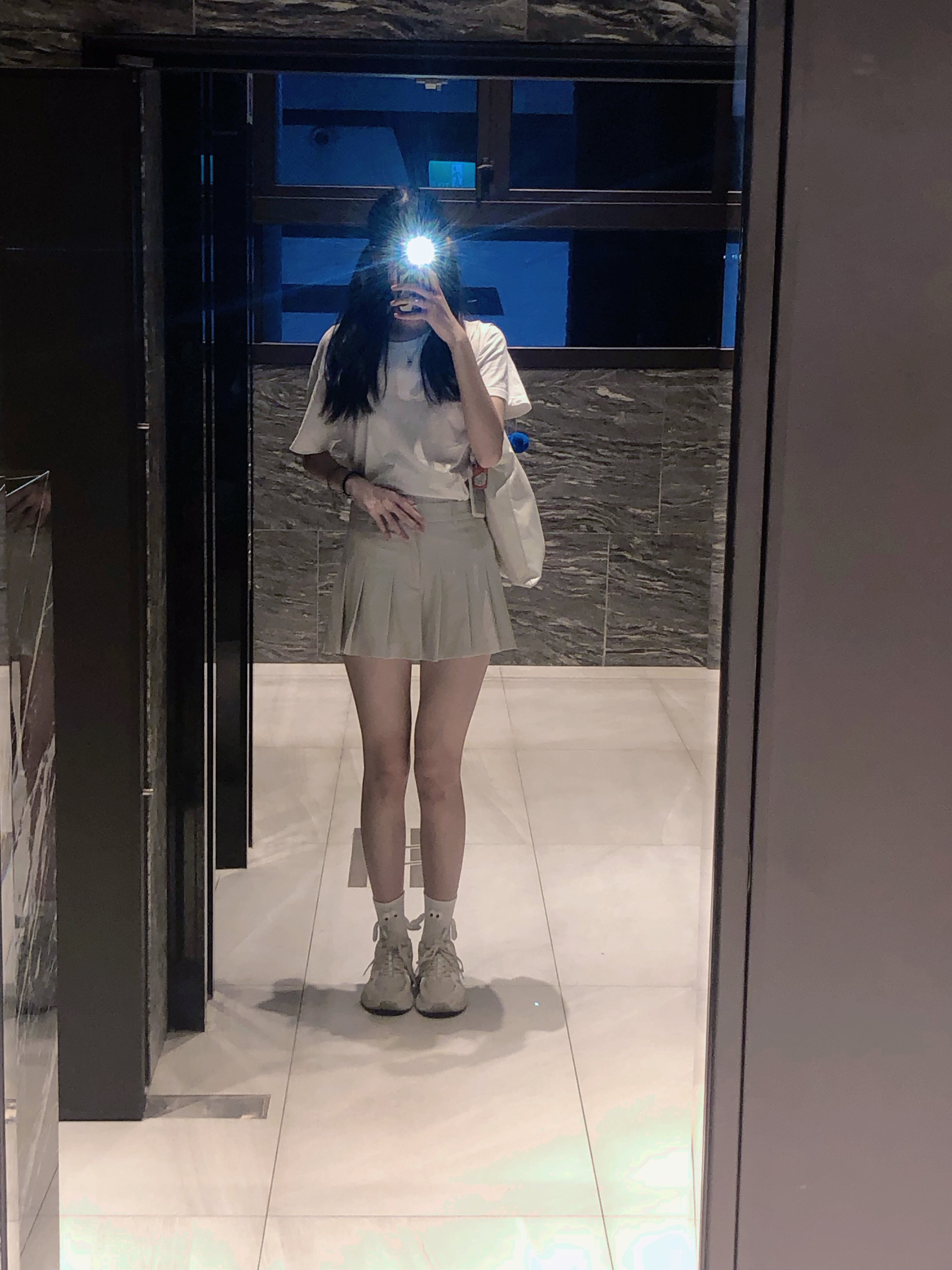 女人在镜子里拍自拍。