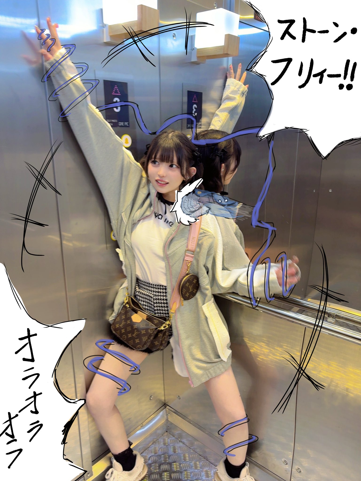 两个女孩在梯子上,一个穿着一件黑色和白色的衬衫。