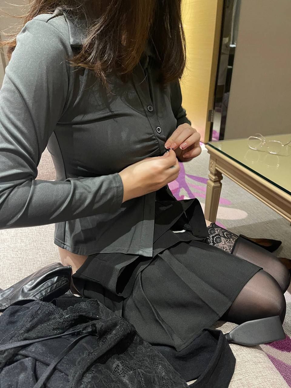 女人修理她的衬衫。