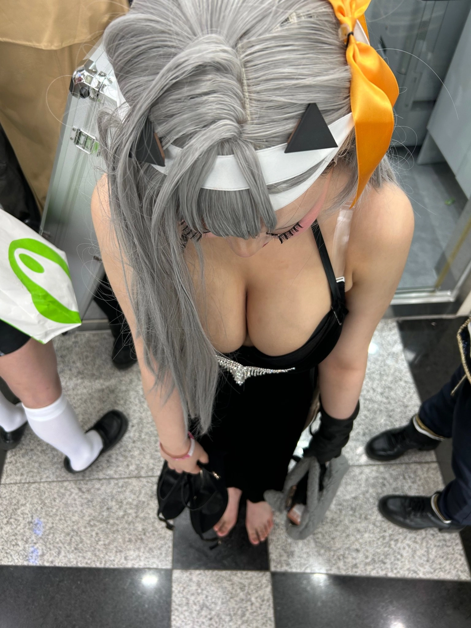 女人穿着一件黑色的裙子,头上有一根胡萝卜。