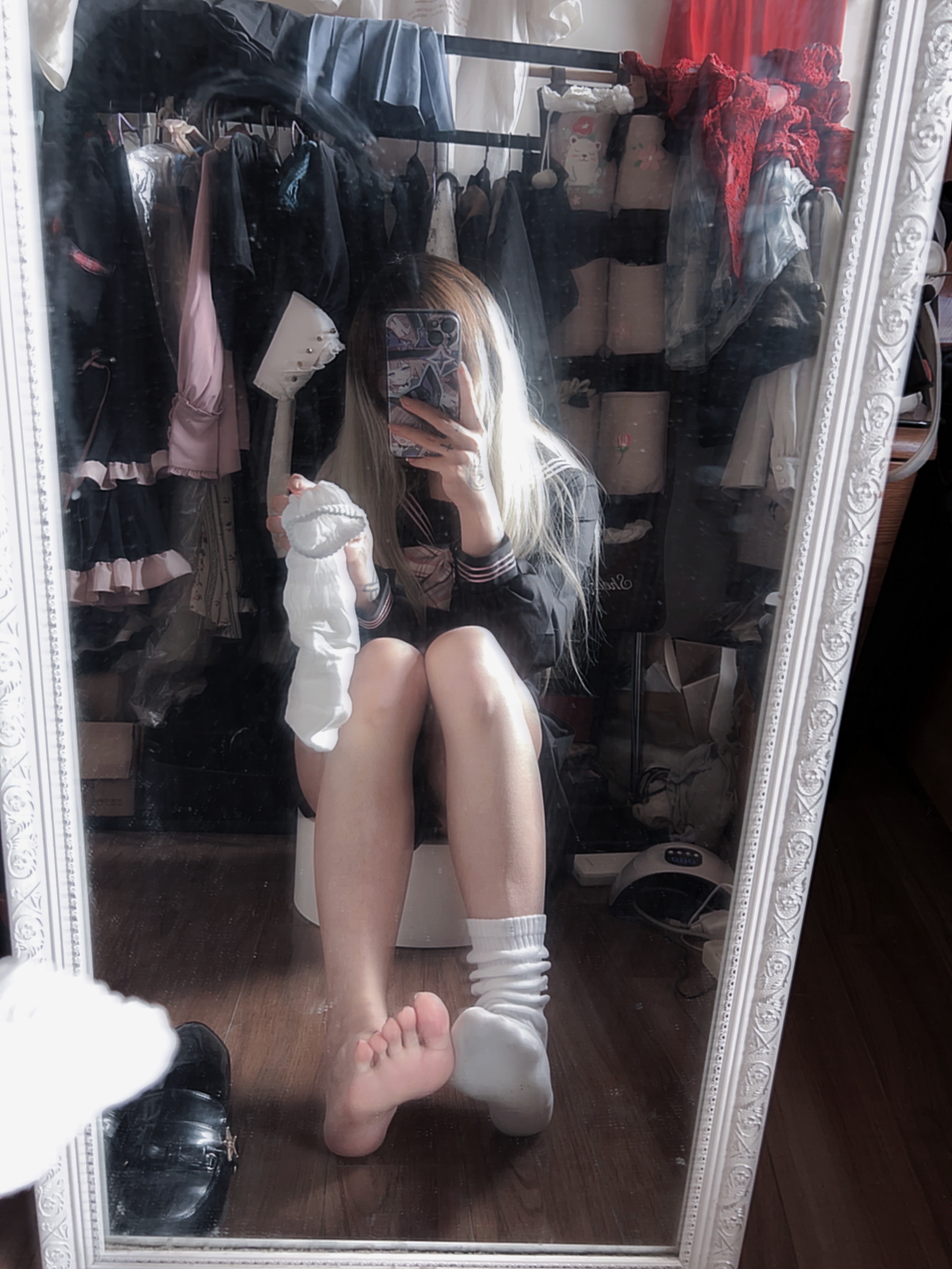 女人在镜子里拍自拍。