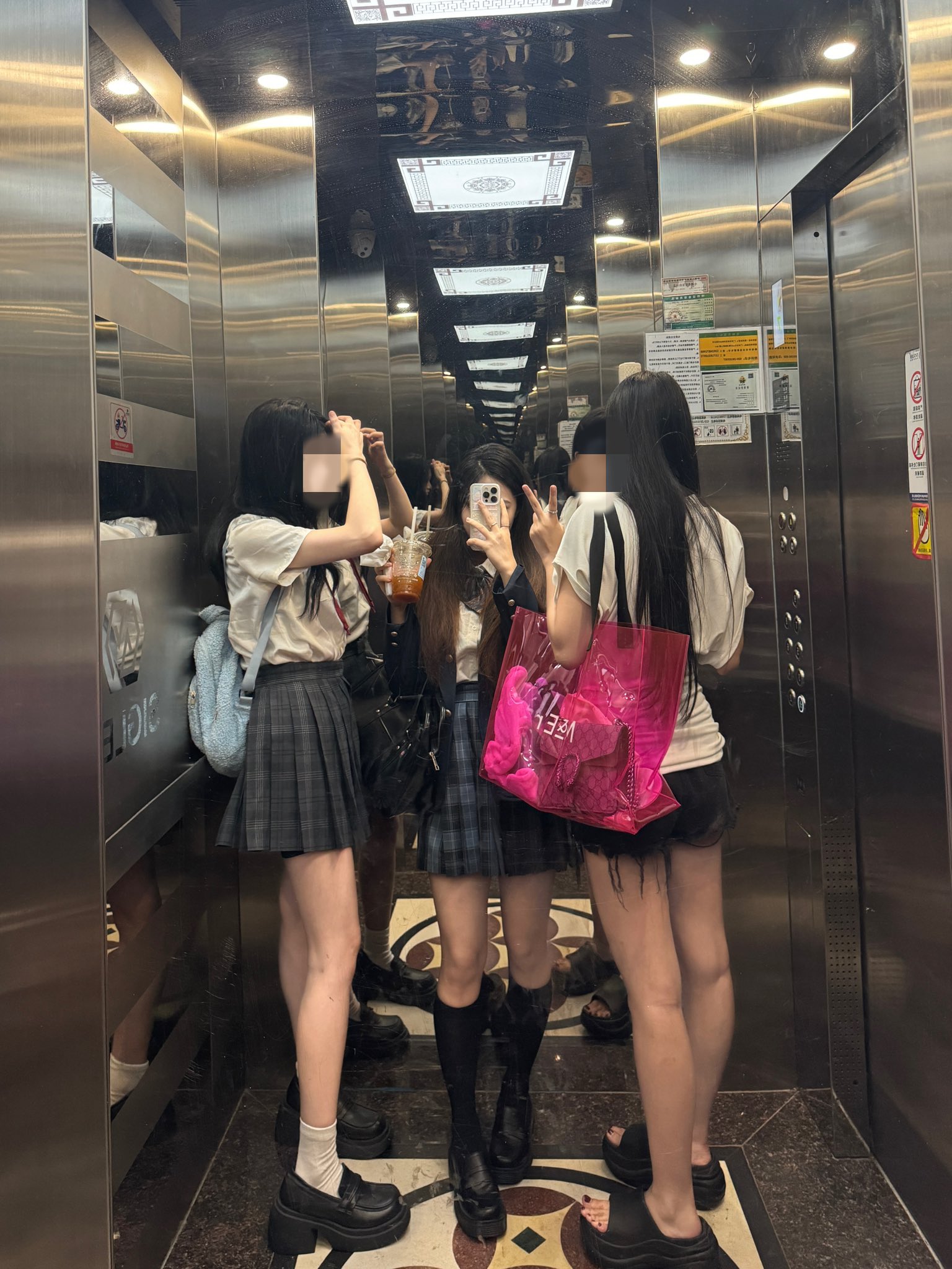 三个女孩在镜子里拍自拍