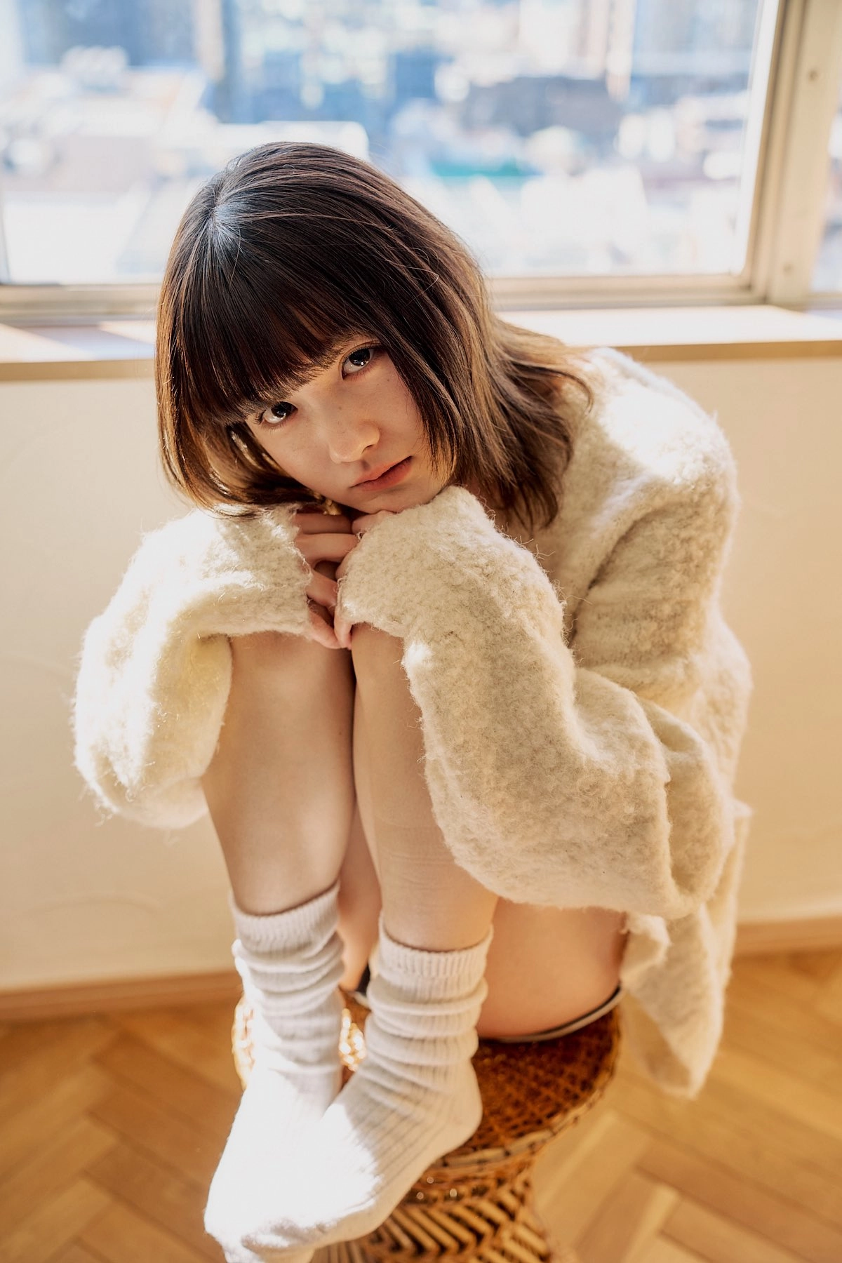 穿着白色衬衫和白色袜子的女人。