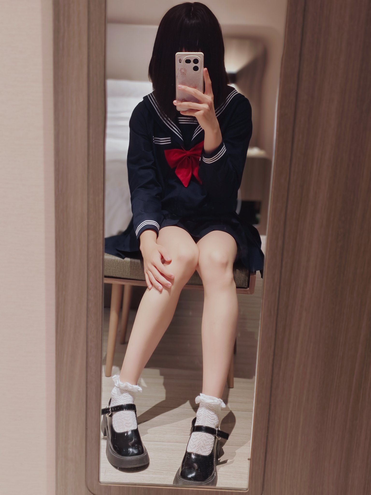 女人在一个房间里拍自拍。