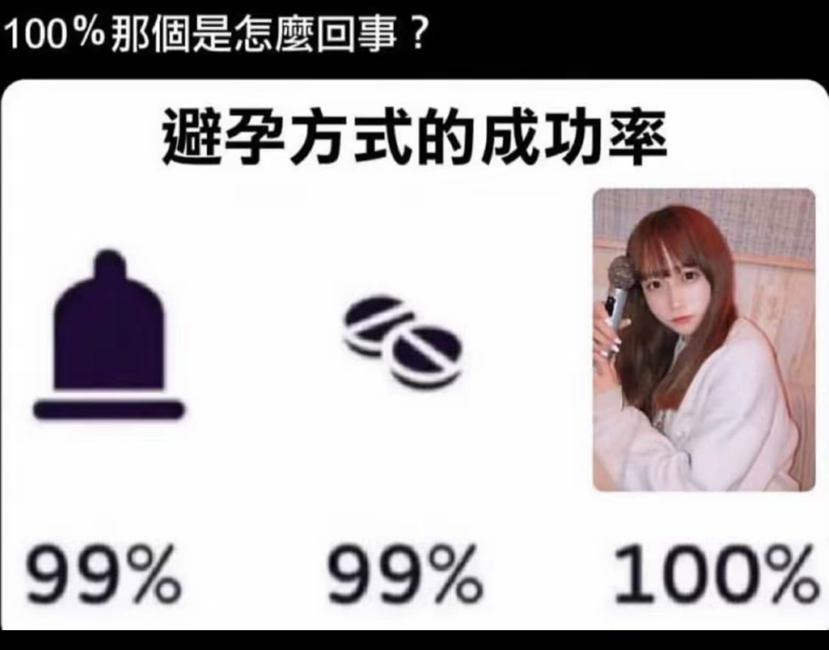 女人拿着麦克风。