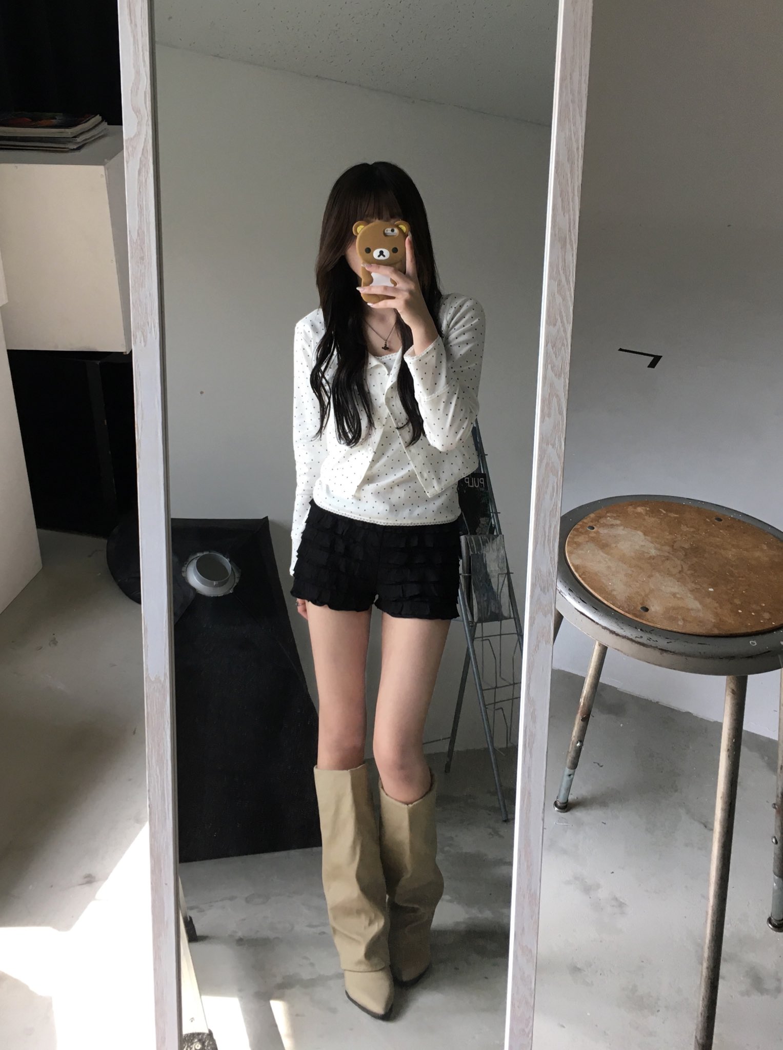 女人在镜子前拍自拍。